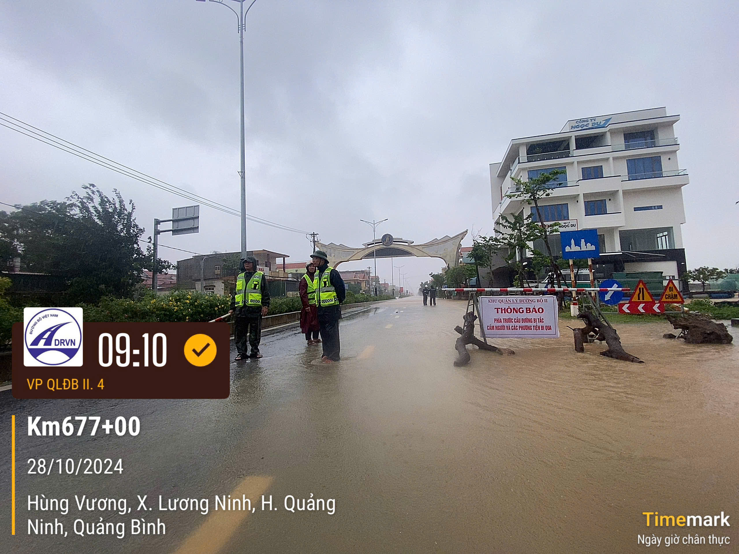 Quốc lộ 1A qua Quảng B&igrave;nh ngập s&acirc;u, giao th&ocirc;ng chia cắt- Ảnh 1.