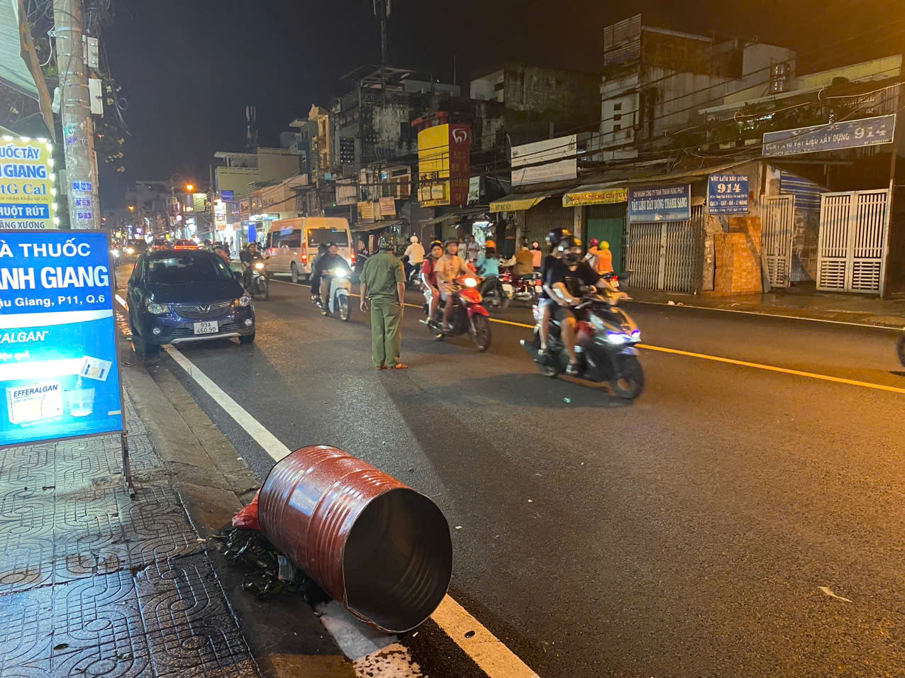 Phuy chứa dầu ở tiệm sửa xe ph&aacute;t nổ, một người bị bỏng nặng- Ảnh 1.