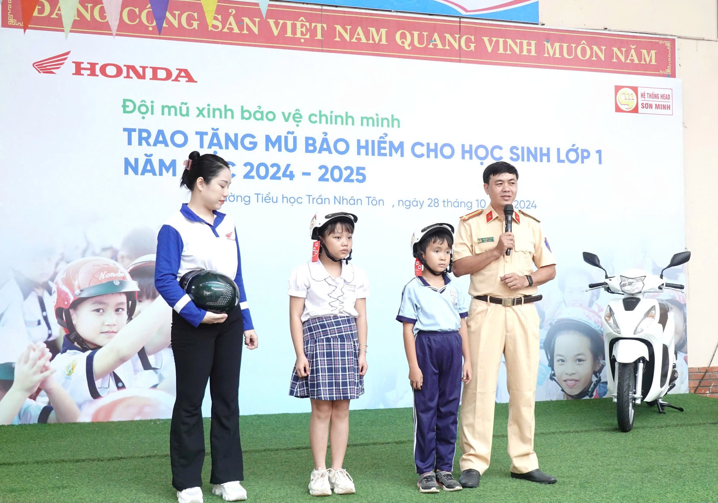 HEAD Sơn Minh trao MBH, tuy&ecirc;n truyền ATGT cho h&agrave;ng ngh&igrave;n học sinh ở huyện B&igrave;nh Ch&aacute;nh- Ảnh 3.