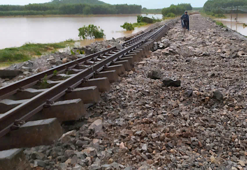 Đường sắt tiếp tục chạy t&agrave;u, chuyển tải h&agrave;nh kh&aacute;ch qua Quảng Trị- Ảnh 2.