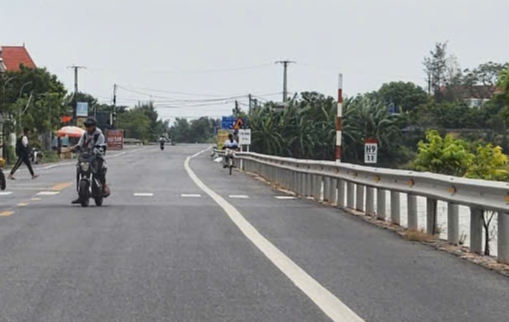 Th&aacute;i B&igrave;nh: Nguy cơ mất an to&agrave;n v&igrave; h&agrave;ng loạt biển b&aacute;o giao th&ocirc;ng chỉ c&ograve;n l&agrave; cọc sắt- Ảnh 3.