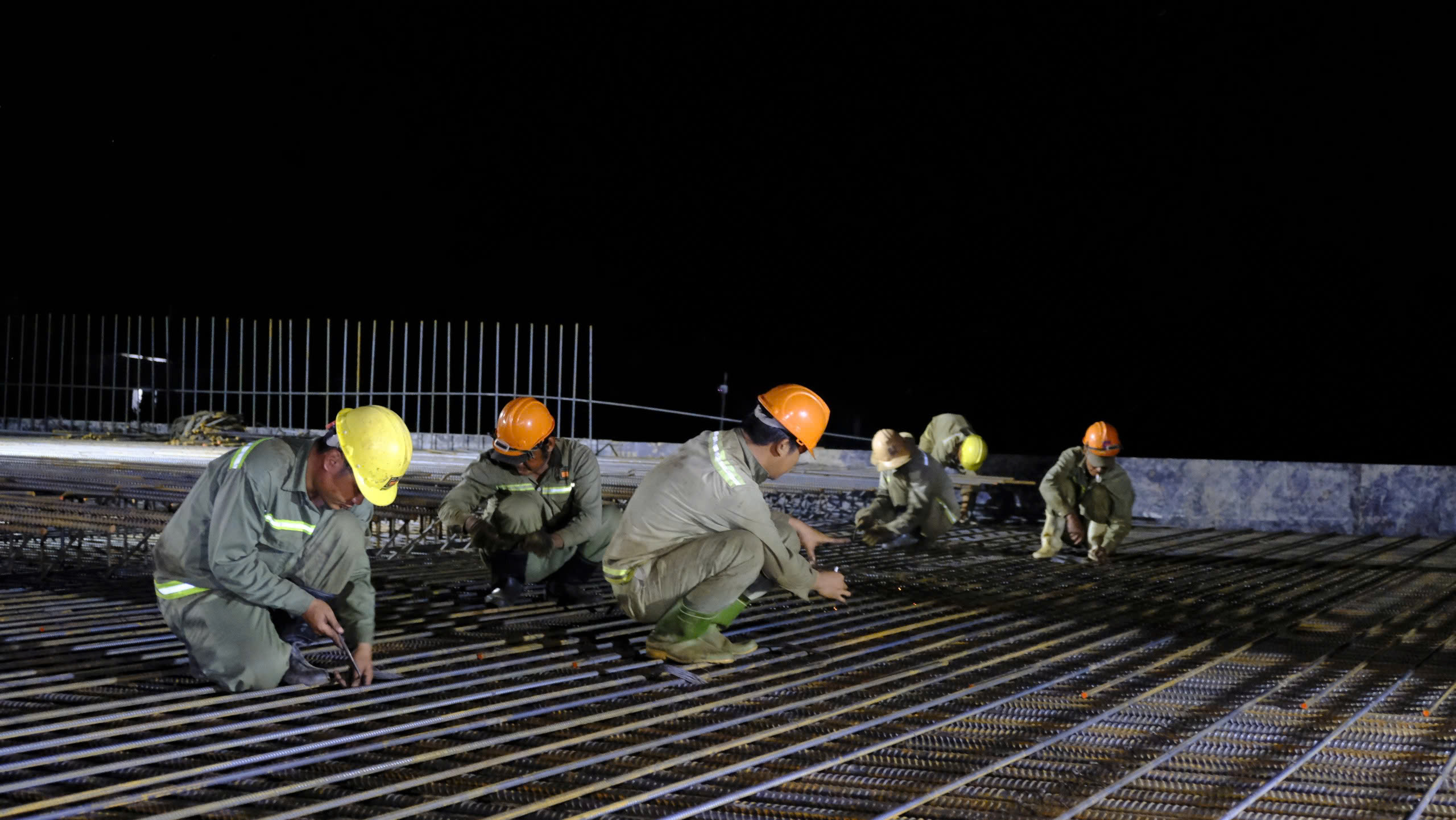 Xuyên đêm trên công trường cao tốc Cao Lãnh - An Hữu- Ảnh 6. Xuyên đêm trên công trường cao tốc Cao Lãnh - An Hữu- Ảnh 6.