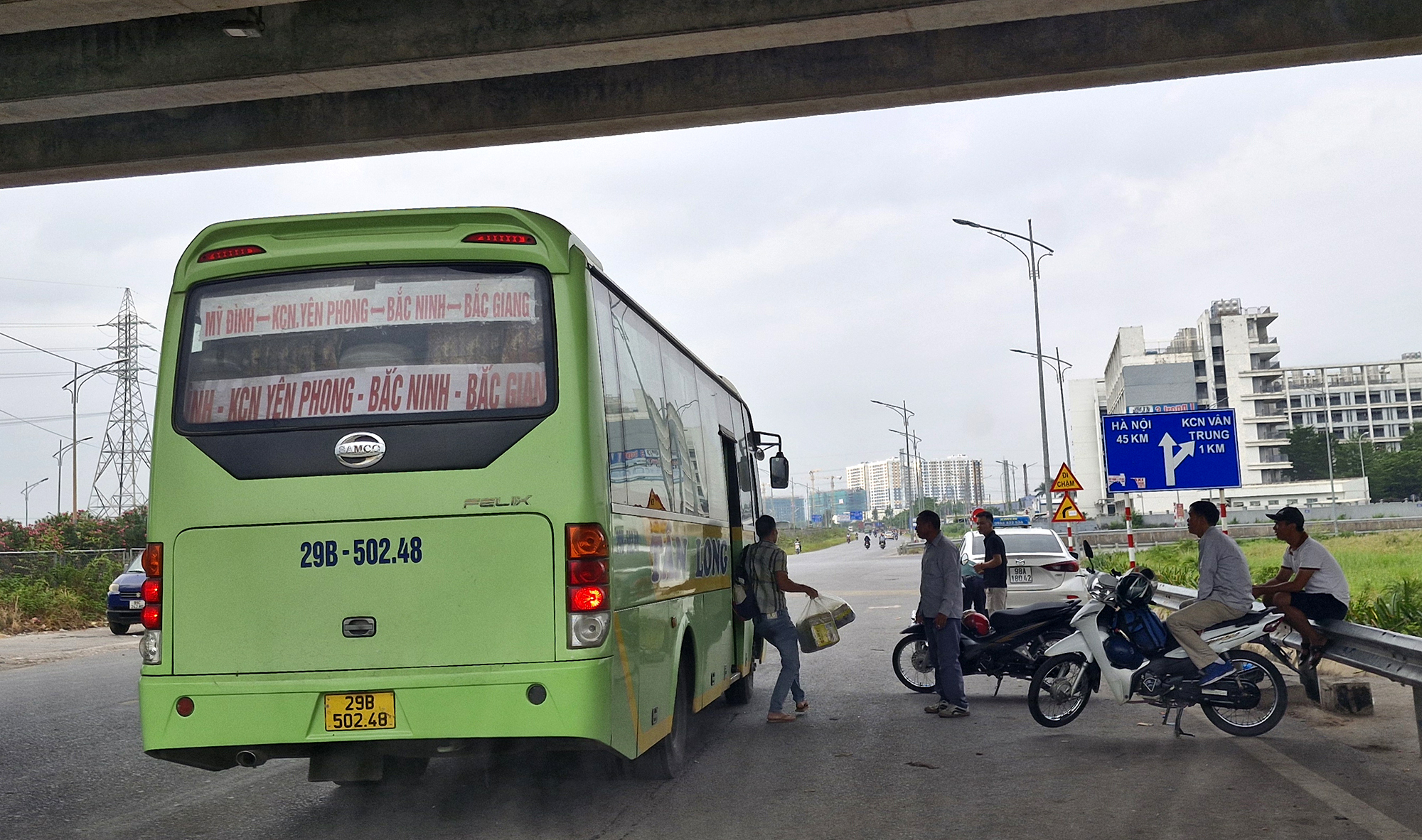 Bắc Giang: C&oacute; điểm dừng, xe kh&aacute;ch vẫn đỗ tr&agrave;n gầm cầu- Ảnh 1.