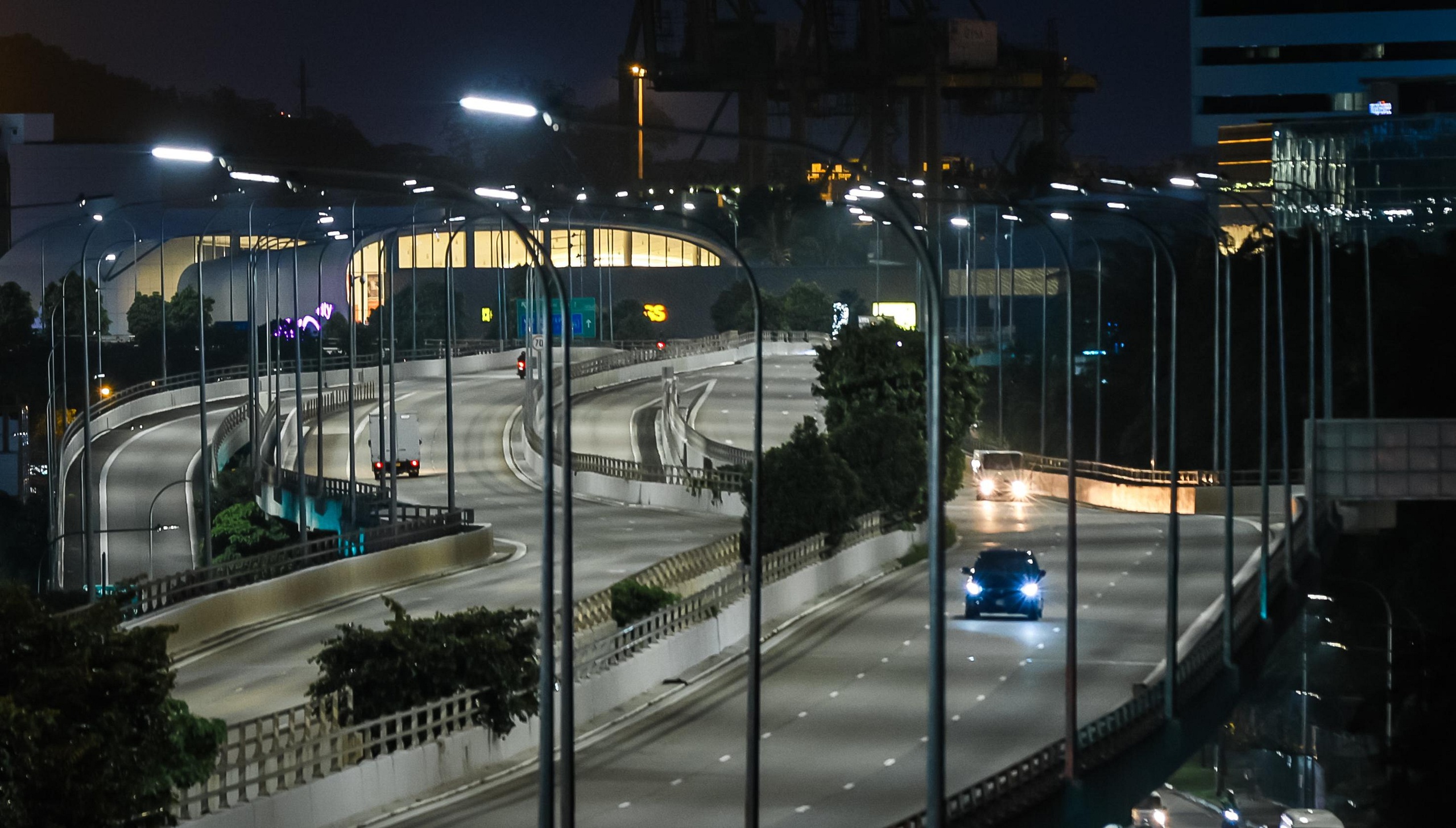 Singapore lắp đặt đ&egrave;n đường th&ocirc;ng minh tự điều chỉnh độ s&aacute;ng, tự ph&aacute;t hiện lỗi- Ảnh 2.