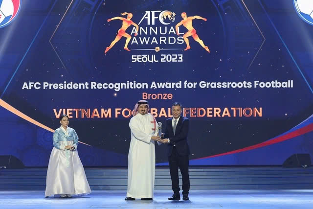 B&oacute;ng đ&aacute; Việt Nam được AFC vinh danh ở giải thưởng đặc biệt- Ảnh 1.