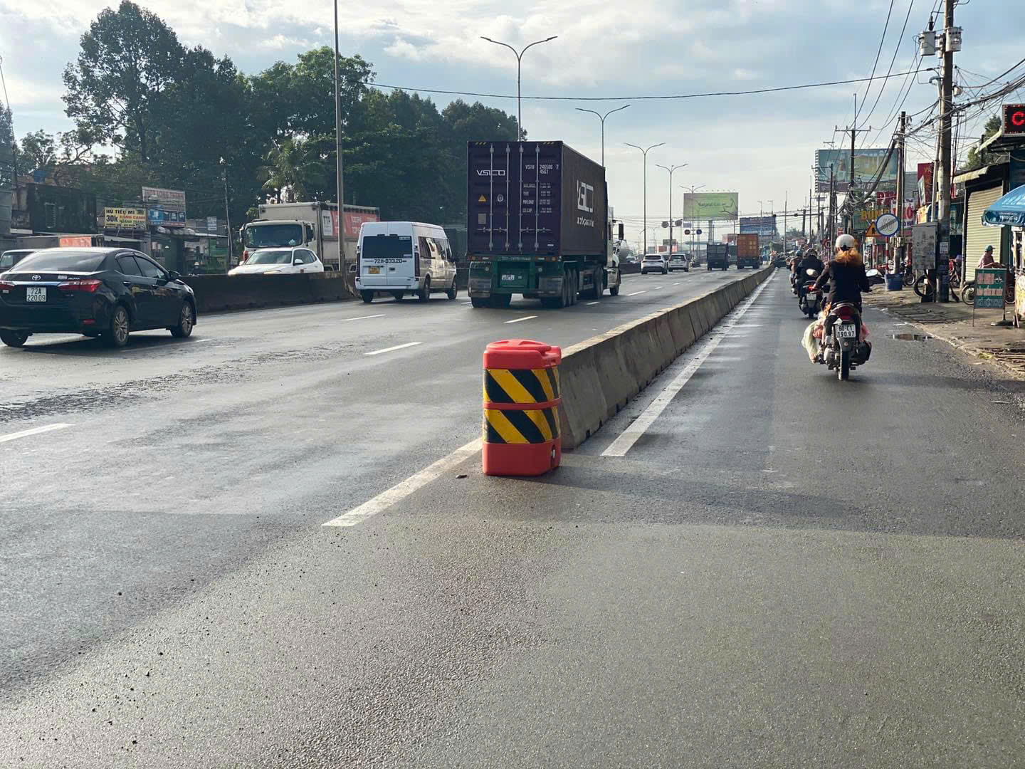 Lắp dải phân cách cứng chia làn ô tô, xe máy tại điểm đen TNGT trên QL51- Ảnh 1. Lắp dải phân cách cứng chia làn ô tô, xe máy tại điểm đen TNGT trên QL51- Ảnh 1.
