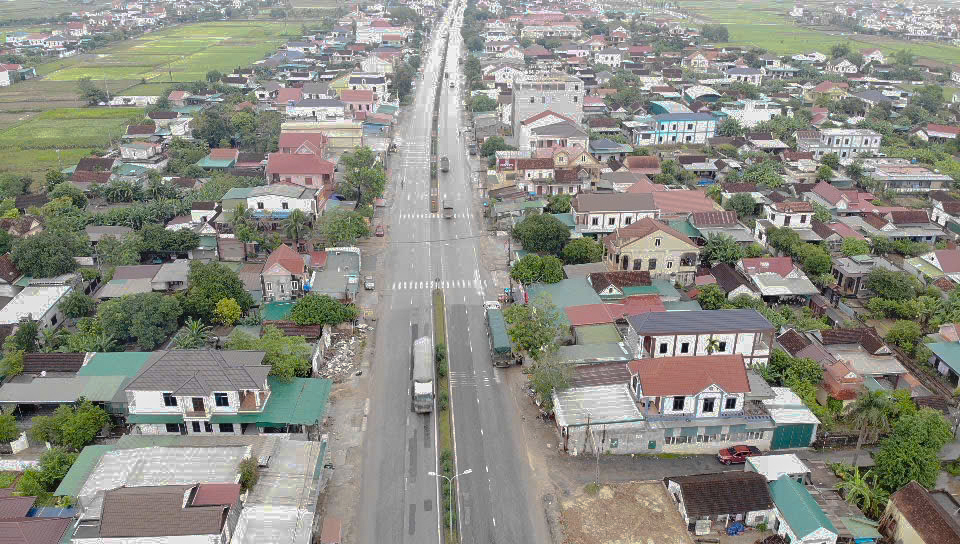 Nghệ An: Bất cập giao th&ocirc;ng ở ng&atilde; ba chợ Sy Nam tr&ecirc;n QL1, tai nạn r&igrave;nh rập người đi đường- Ảnh 1.