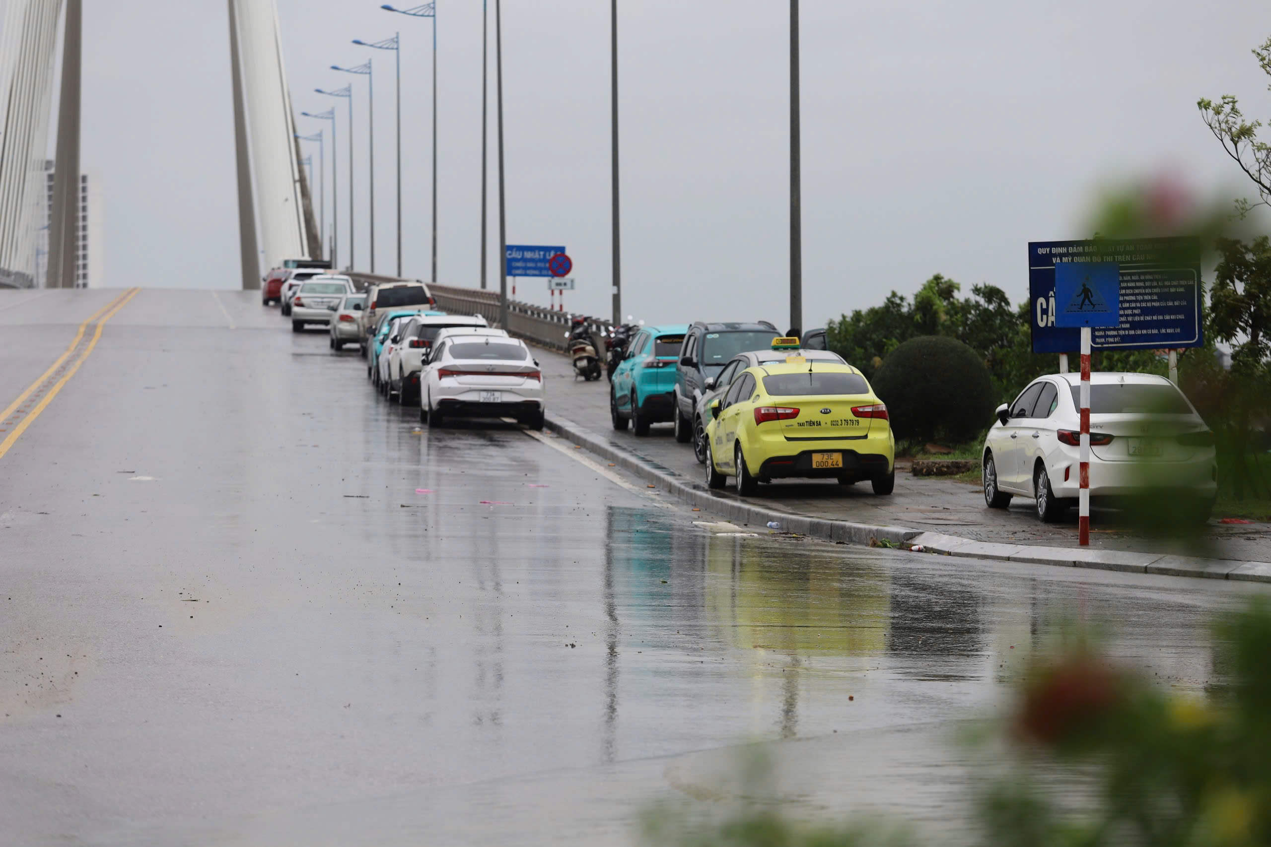 Cận cảnh c&aacute;c điểm tr&ecirc;n QL1A qua Quảng B&igrave;nh đang ngập s&acirc;u- Ảnh 11.