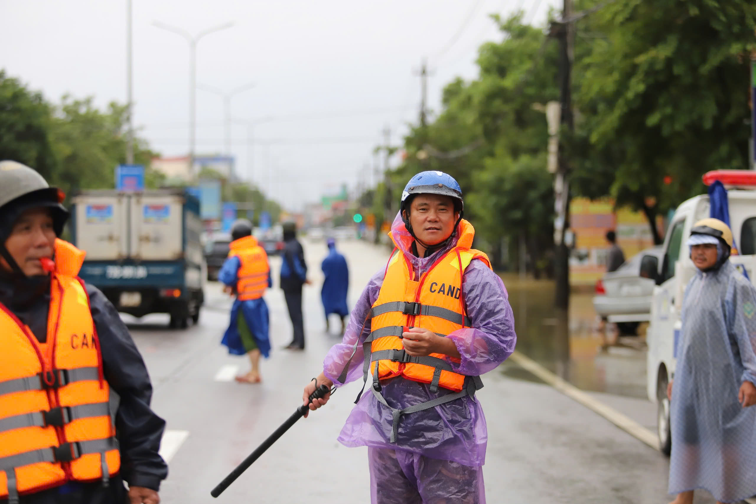Cận cảnh c&aacute;c điểm tr&ecirc;n QL1A qua Quảng B&igrave;nh đang ngập s&acirc;u- Ảnh 9.