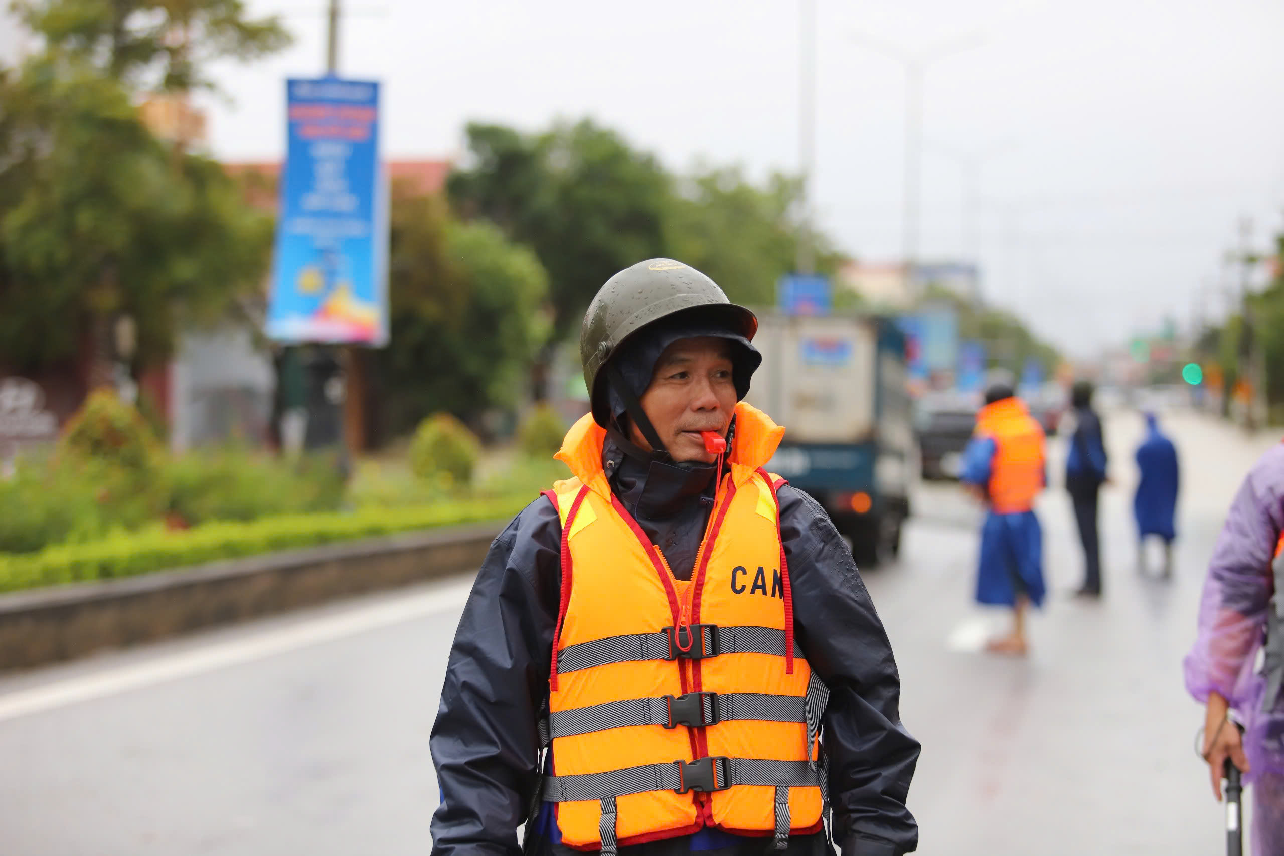 Cận cảnh c&aacute;c điểm tr&ecirc;n QL1A qua Quảng B&igrave;nh đang ngập s&acirc;u- Ảnh 8.