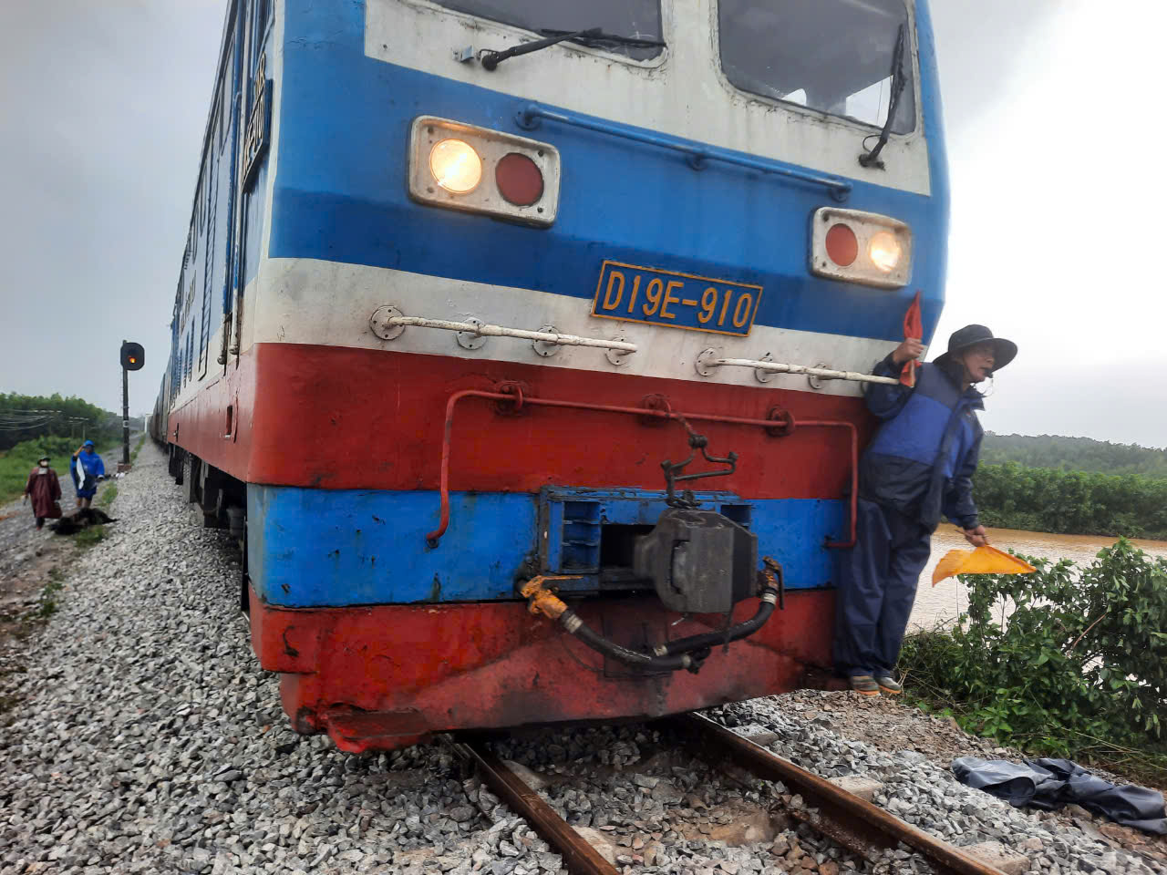 Th&ocirc;ng tuyến đường sắt qua Quảng Trị, chạy thử chuyến t&agrave;u h&agrave;ng đầu ti&ecirc;n- Ảnh 1.