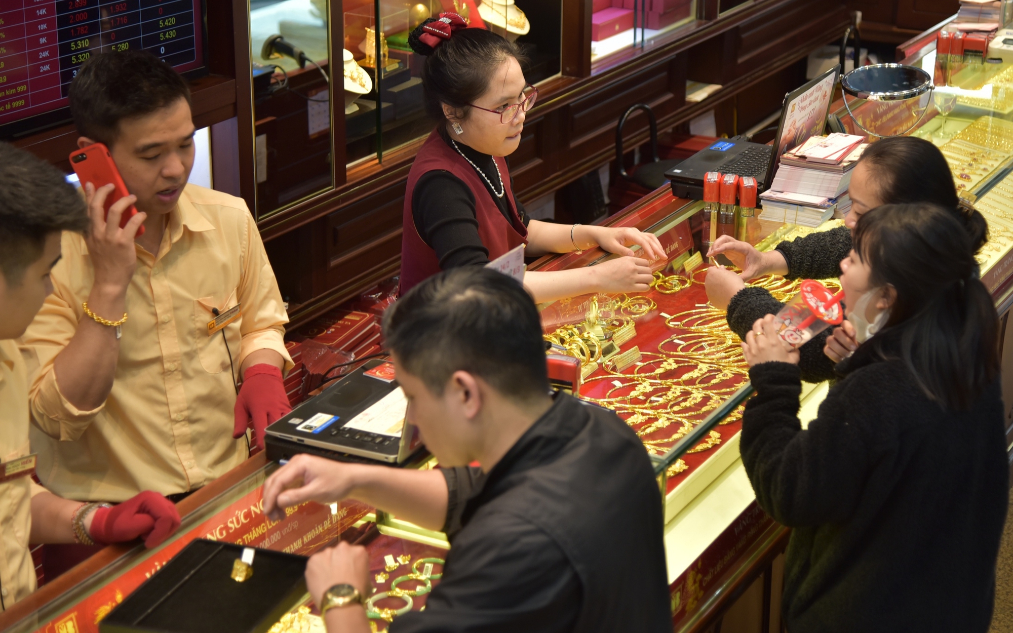 Vàng trong nước đồng loạt tăng giá, tiếp tục thiết lập đỉnh mới- Ảnh 3. Giá vàng cao chót vót vẫn không ai chịu bán ra, vì sao?