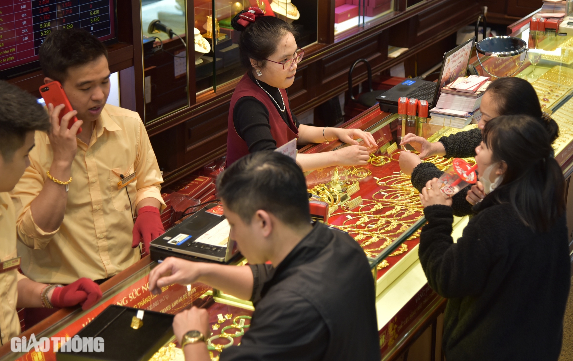 Gi&aacute; v&agrave;ng cao ch&oacute;t v&oacute;t vẫn kh&ocirc;ng ai chịu b&aacute;n ra, v&igrave; sao?- Ảnh 1.