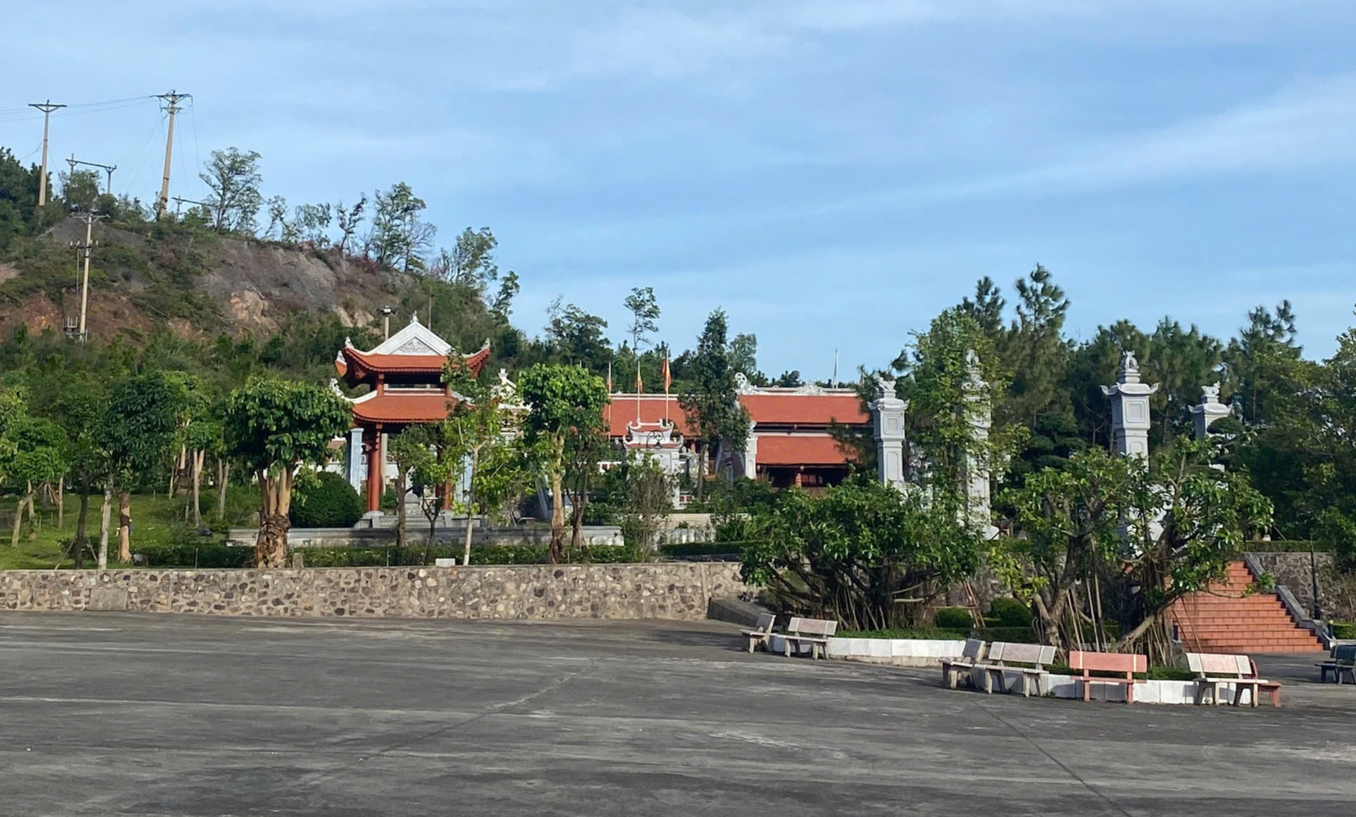 Bất an đường v&agrave;o khu di t&iacute;ch Miếu Mỏ- Ảnh 4.