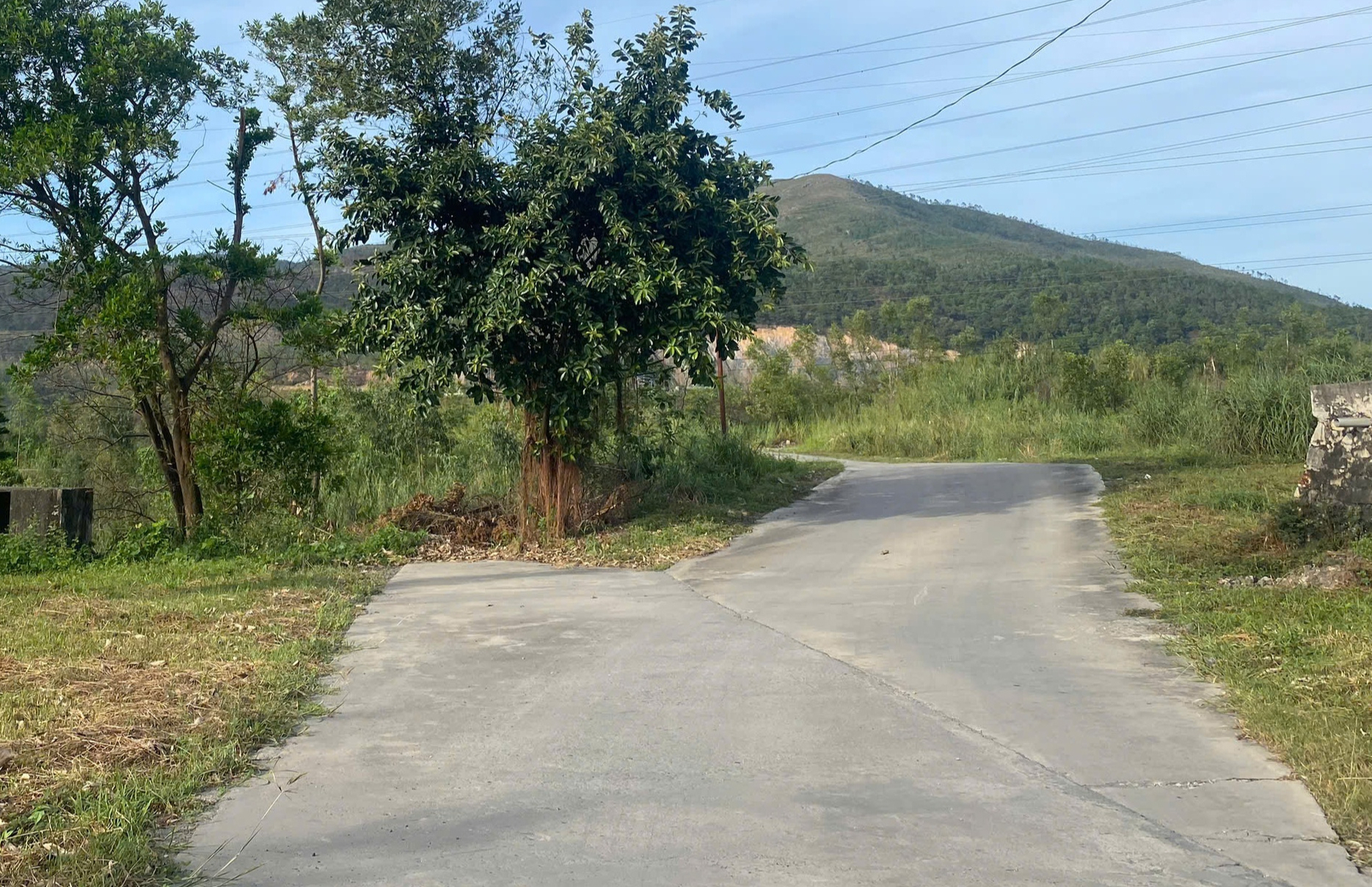 Bất an đường v&agrave;o khu di t&iacute;ch Miếu Mỏ- Ảnh 3.