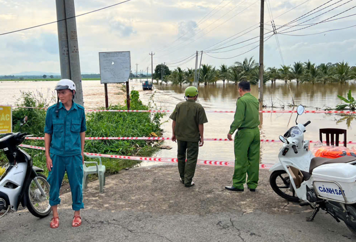 Lũ lụt g&acirc;y ngập diện rộng ở Đồng Nai: 2.600 học sinh phải nghỉ học, nhiều nơi cấm đường- Ảnh 4.