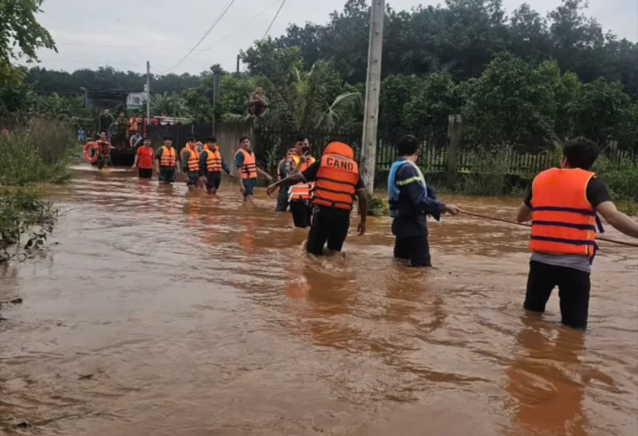 Lũ lụt g&acirc;y ngập diện rộng ở Đồng Nai: 2.600 học sinh phải nghỉ học, nhiều nơi cấm đường- Ảnh 1.