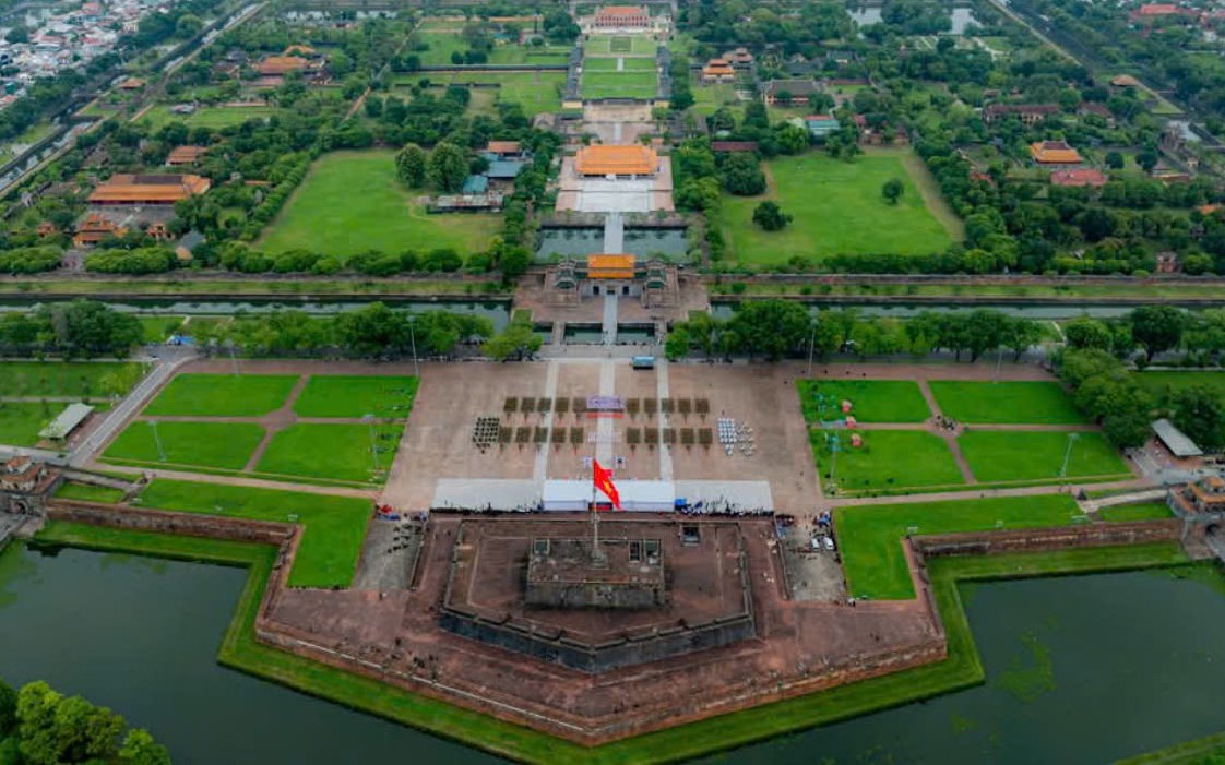 Kh&aacute;m ph&aacute; 8 di sản thế giới tr&ecirc;n v&ugrave;ng đất Cố đ&ocirc; Huế