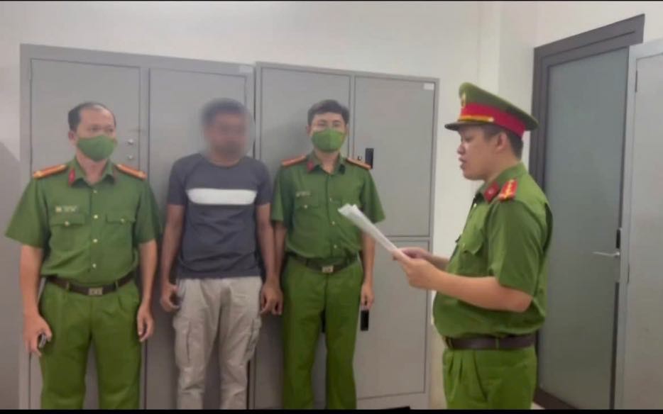 Thu giữ hơn 700 vi&ecirc;n kim cương tại s&acirc;n bay T&acirc;n Sơn Nhất