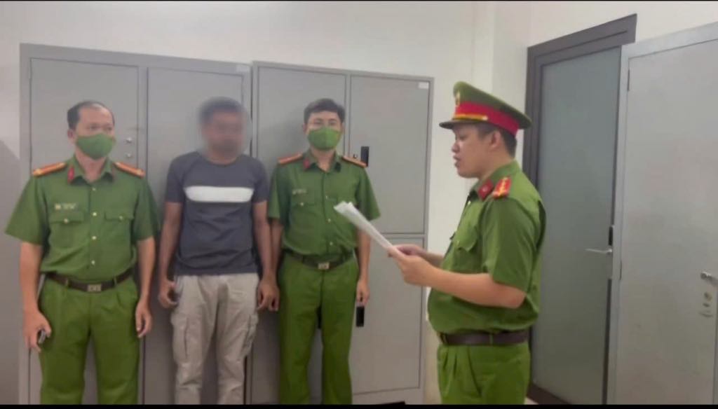 Thu giữ hơn 700 vi&ecirc;n kim cương tại s&acirc;n bay T&acirc;n Sơn Nhất- Ảnh 3.