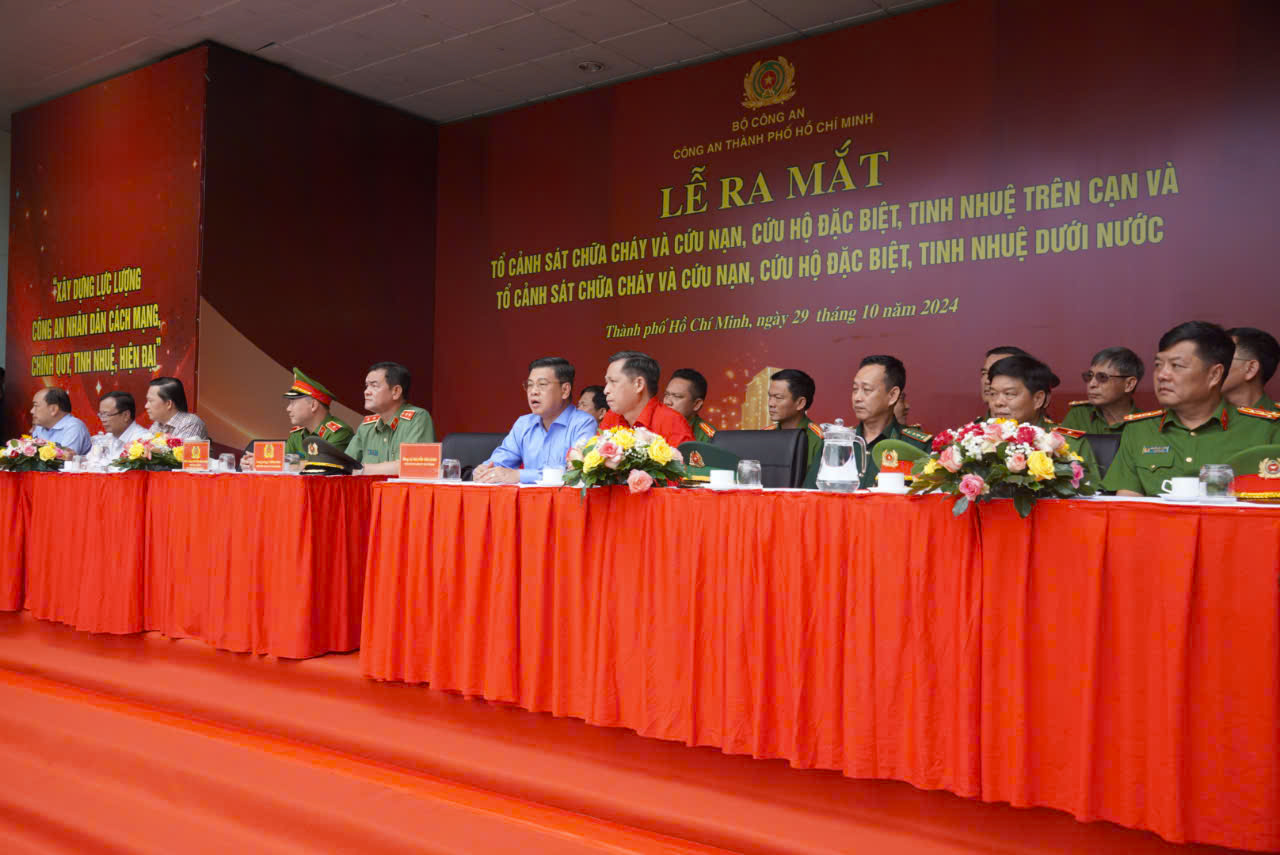Công an TP.HCM ra mắt hai tổ cảnh sát tinh nhuệ trên cạn và dưới nước- Ảnh 1. Công an TP.HCM ra mắt hai tổ cảnh sát tinh nhuệ trên cạn và dưới nước- Ảnh 1.