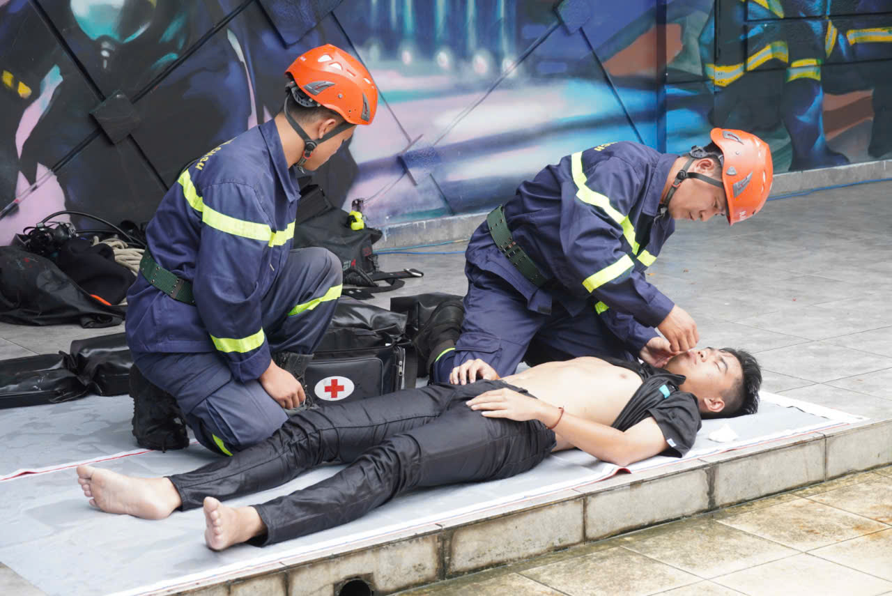 Công an TP.HCM ra mắt hai tổ cảnh sát tinh nhuệ trên cạn và dưới nước- Ảnh 4. Công an TP.HCM ra mắt hai tổ cảnh sát tinh nhuệ trên cạn và dưới nước- Ảnh 4.