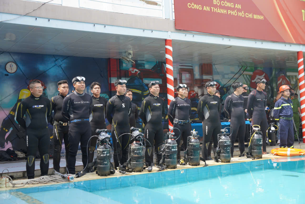 Công an TP.HCM ra mắt hai tổ cảnh sát tinh nhuệ trên cạn và dưới nước- Ảnh 2. Công an TP.HCM ra mắt hai tổ cảnh sát tinh nhuệ trên cạn và dưới nước- Ảnh 2.