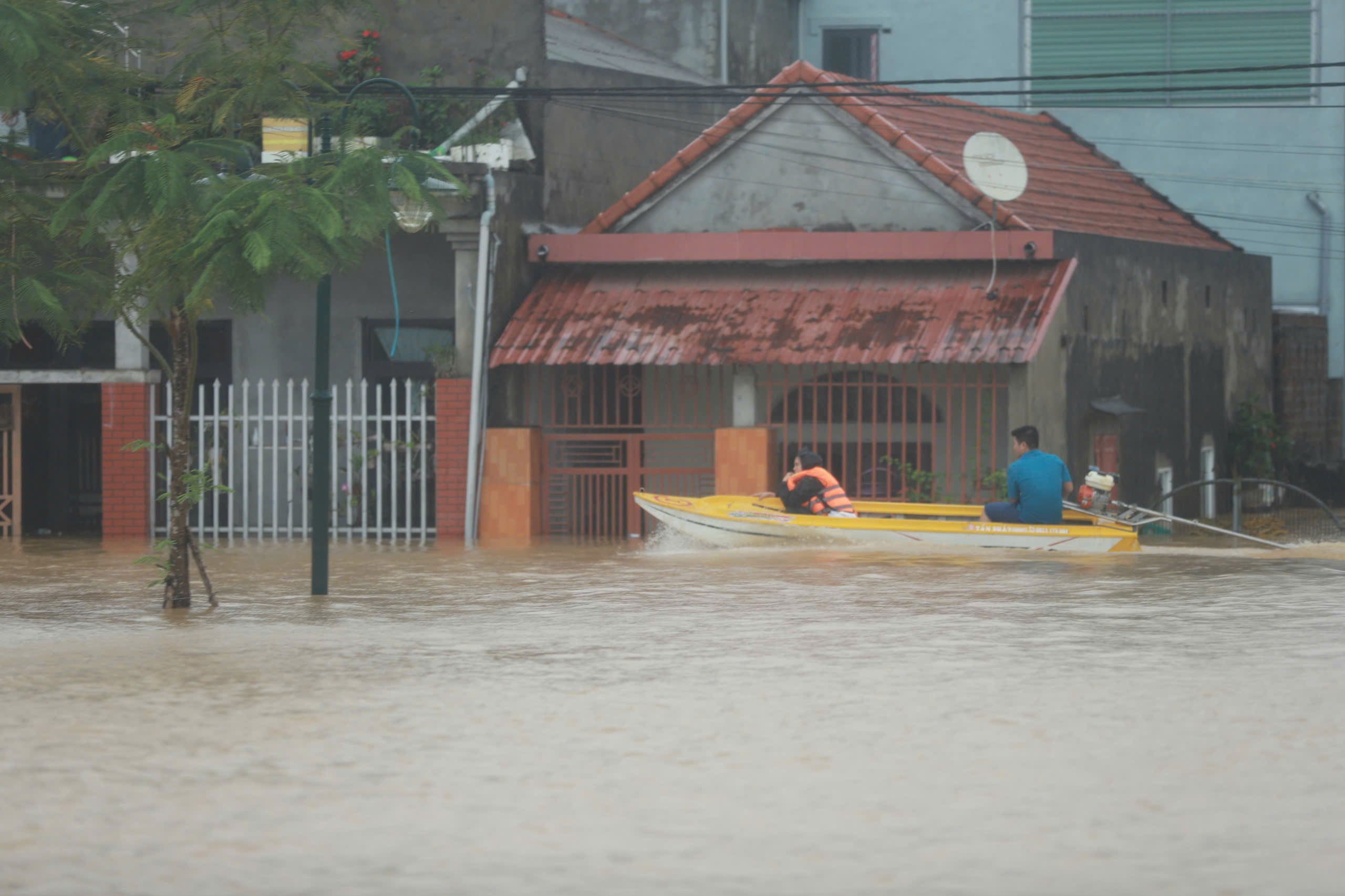Nước s&ocirc;ng d&acirc;ng cao, người d&acirc;n Quảng B&igrave;nh tất bật chạy lũ trong đ&ecirc;m- Ảnh 1.