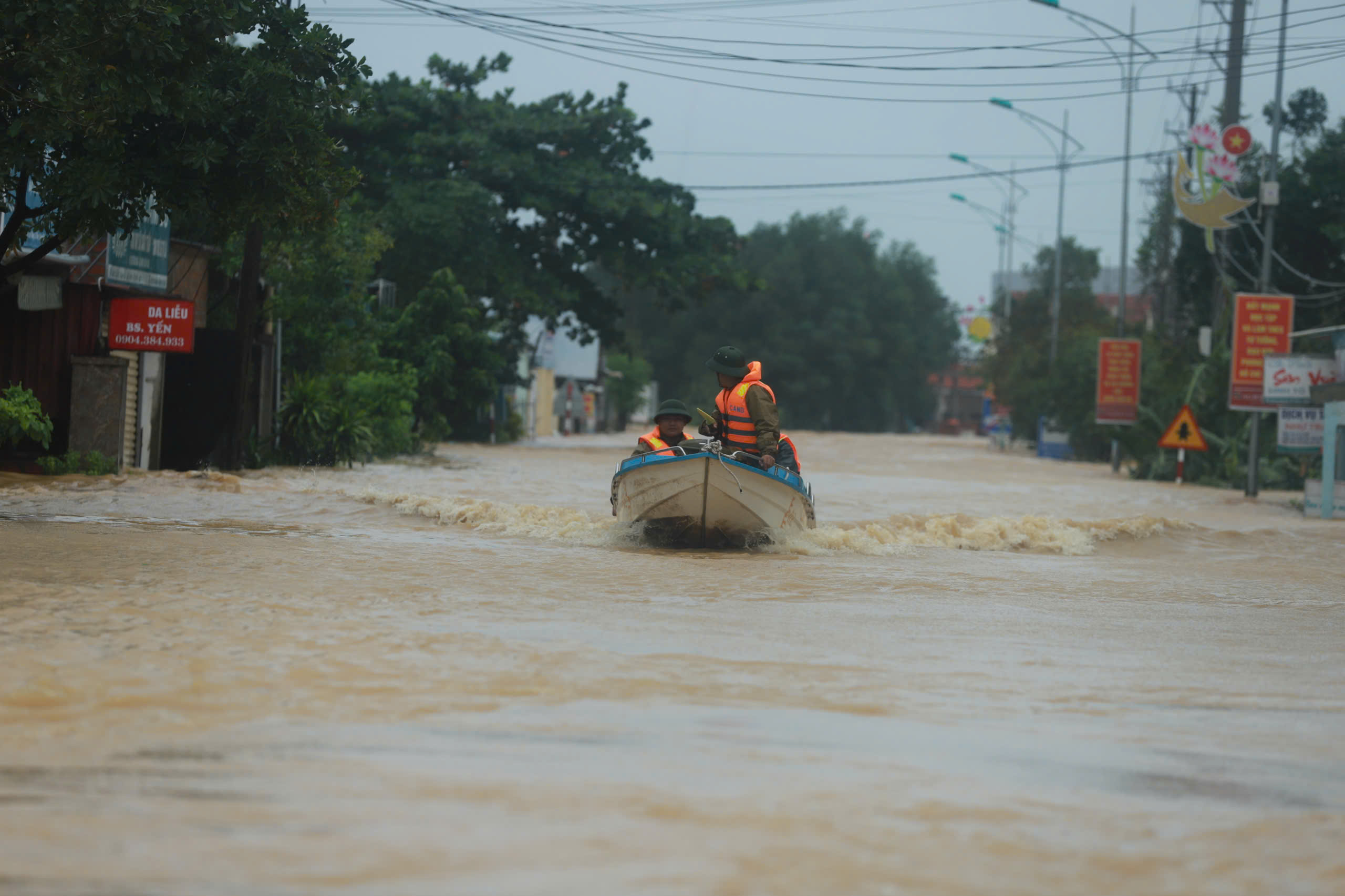 Nước s&ocirc;ng d&acirc;ng cao, người d&acirc;n Quảng B&igrave;nh tất bật chạy lũ trong đ&ecirc;m- Ảnh 2.