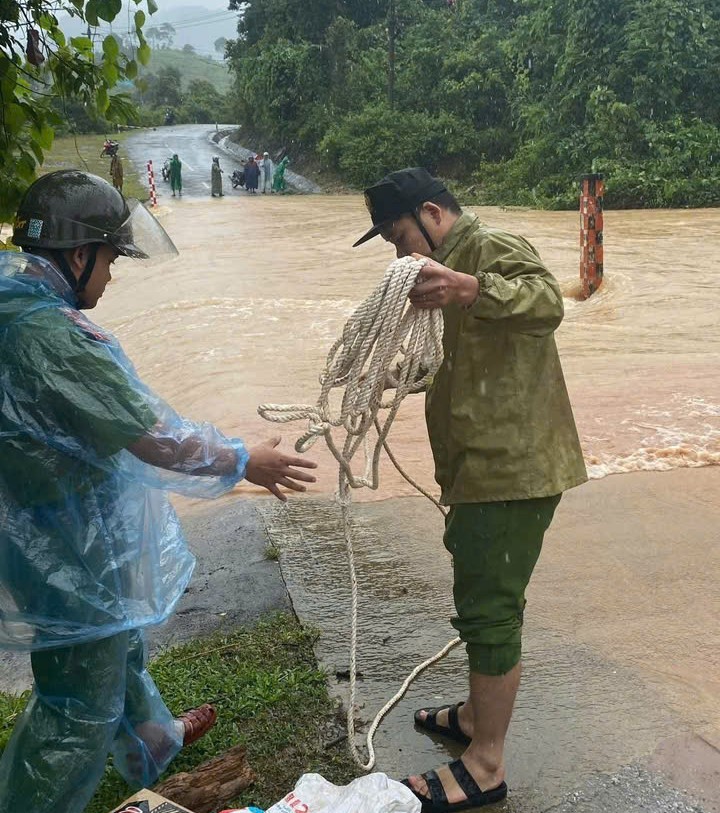 C&ocirc;ng an d&ugrave;ng r&ograve;ng rọc tiếp tế cho người d&acirc;n v&ugrave;ng lũ Quảng B&igrave;nh- Ảnh 2.