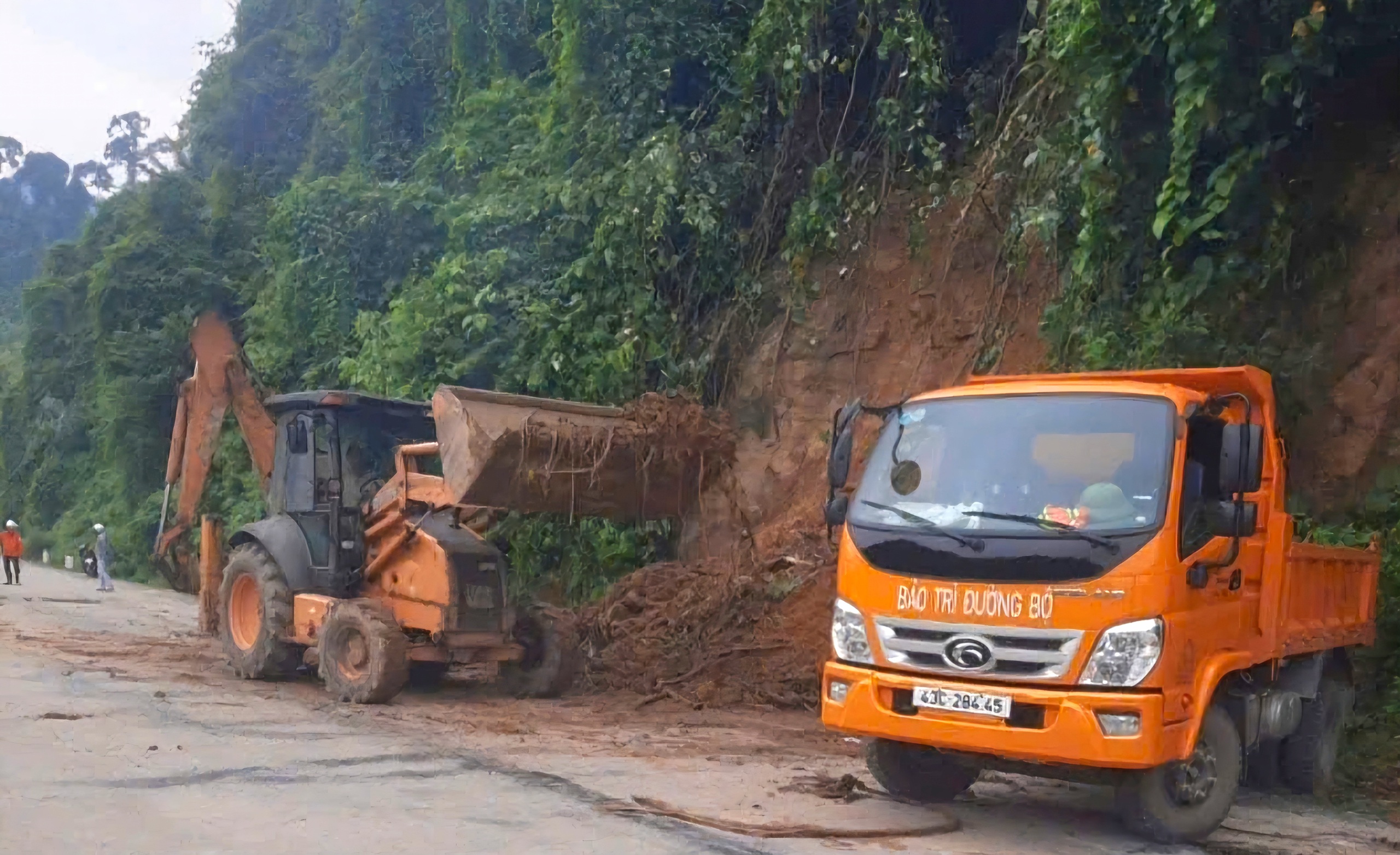 Những tuyến đường n&agrave;o qua Đ&agrave; Nẵng, Quảng Nam đang bị sạt lở do mưa b&atilde;o?- Ảnh 4.