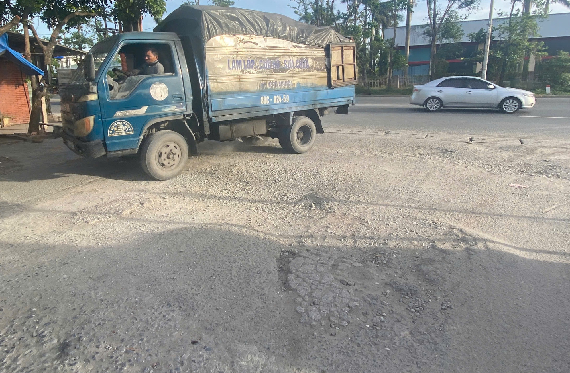 Bất an đường v&agrave;o khu di t&iacute;ch Miếu Mỏ- Ảnh 1.