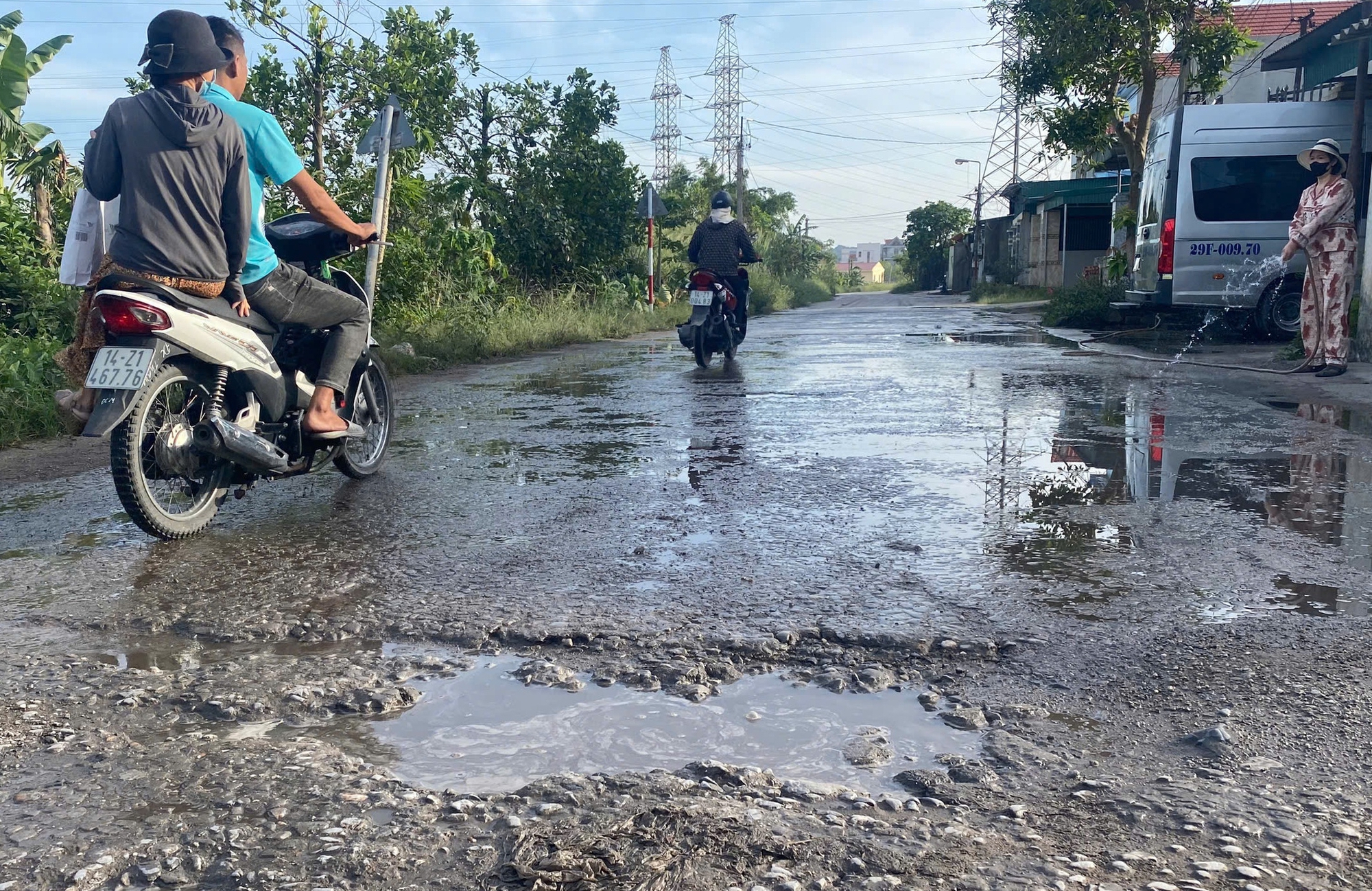 Bất an đường v&agrave;o khu di t&iacute;ch Miếu Mỏ- Ảnh 2.