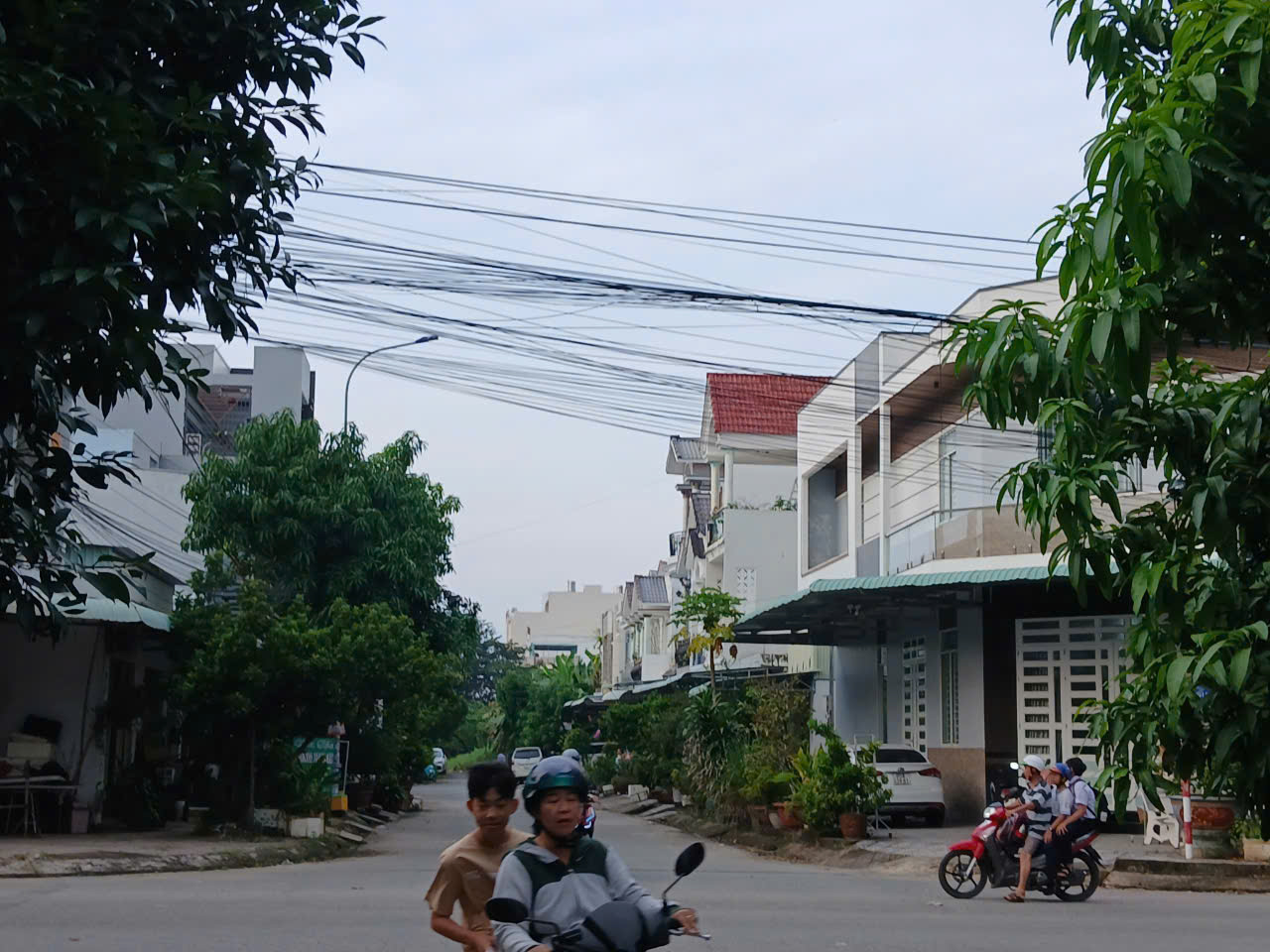 C&aacute;p điện, viễn th&ocirc;ng giăng "mạng nhện" tr&ecirc;n phố Cần Thơ- Ảnh 2.