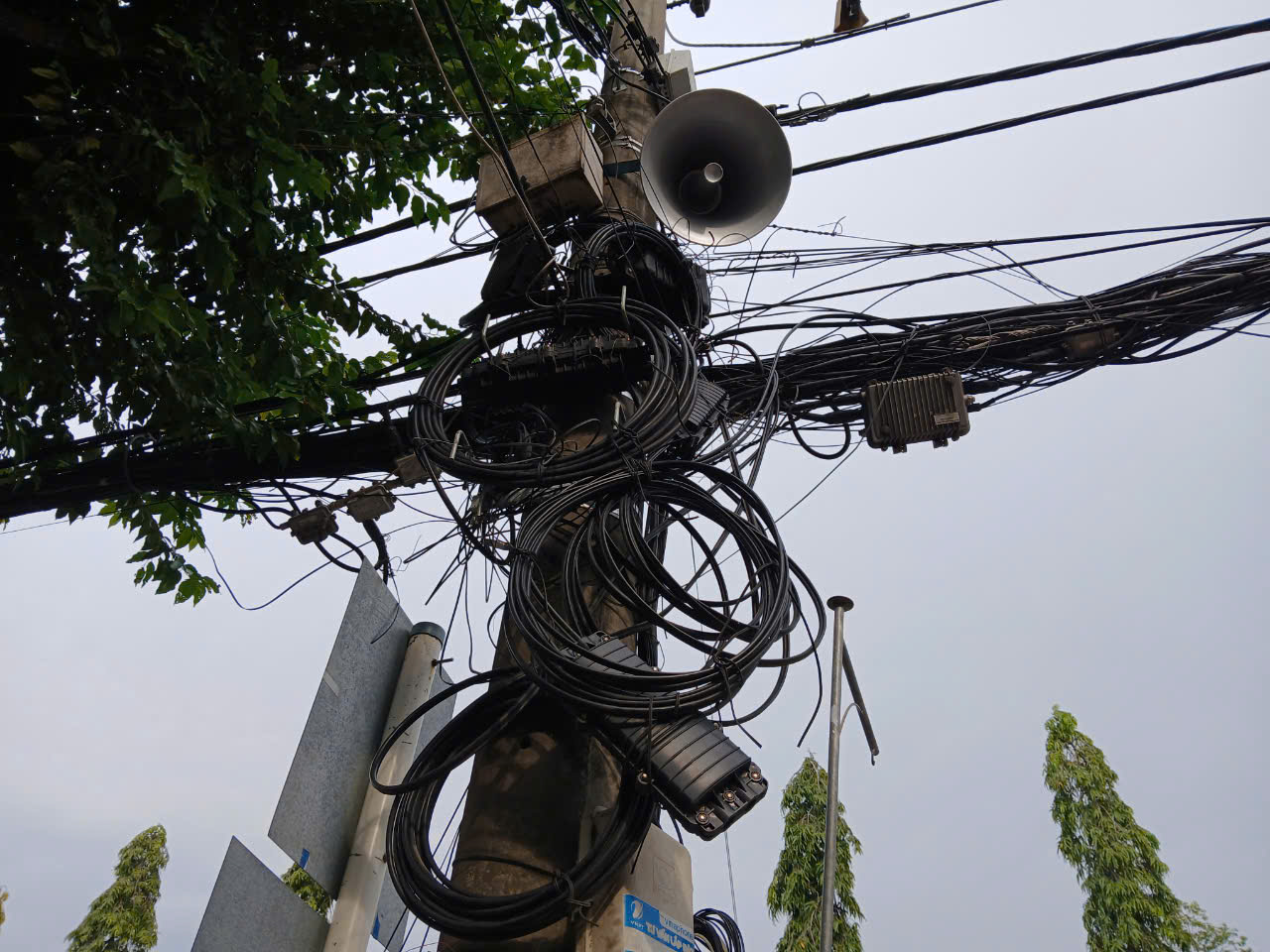 C&aacute;p điện, viễn th&ocirc;ng giăng "mạng nhện" tr&ecirc;n phố Cần Thơ- Ảnh 7.