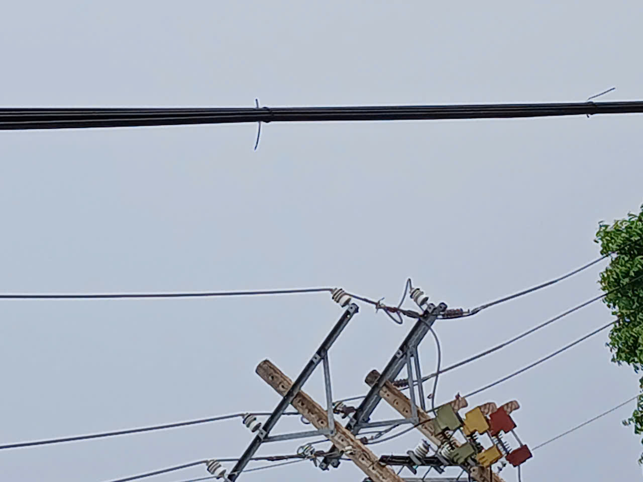 C&aacute;p điện, viễn th&ocirc;ng giăng "mạng nhện" tr&ecirc;n phố Cần Thơ- Ảnh 9.