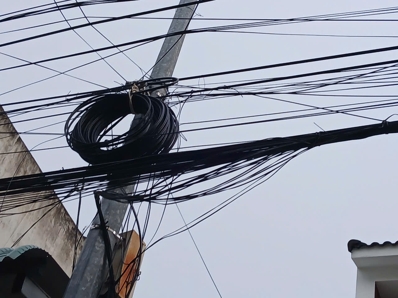 C&aacute;p điện, viễn th&ocirc;ng giăng "mạng nhện" tr&ecirc;n phố Cần Thơ- Ảnh 3.