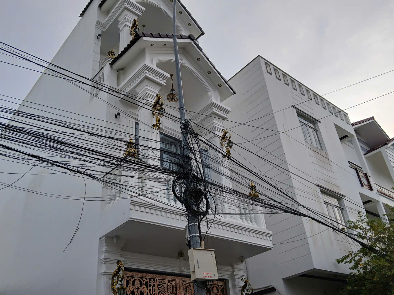 C&aacute;p điện, viễn th&ocirc;ng giăng "mạng nhện" tr&ecirc;n phố Cần Thơ- Ảnh 4.