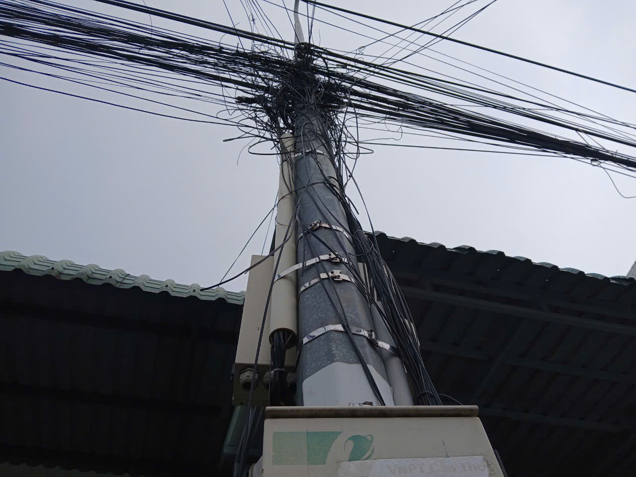 C&aacute;p điện, viễn th&ocirc;ng giăng "mạng nhện" tr&ecirc;n phố Cần Thơ- Ảnh 8.