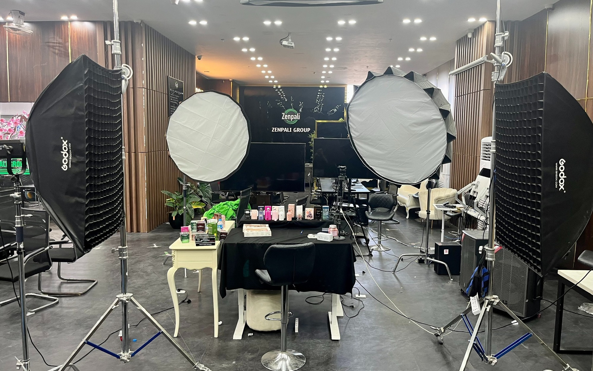 Ph&aacute;t hiện tr&ecirc;n 10.000 chai nước hoa kh&ocirc;ng r&otilde; nguồn gốc được hot TikToker b&aacute;n livestream