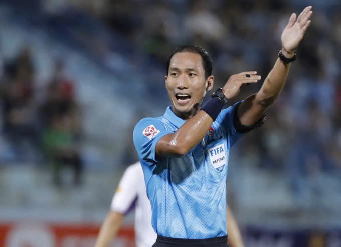 Có VAR vẫn bắt sai, trọng tài V-League nhận cái kết đắng- Ảnh 1. Có VAR vẫn bắt sai, trọng tài V-League nhận cái kết đắng- Ảnh 1.