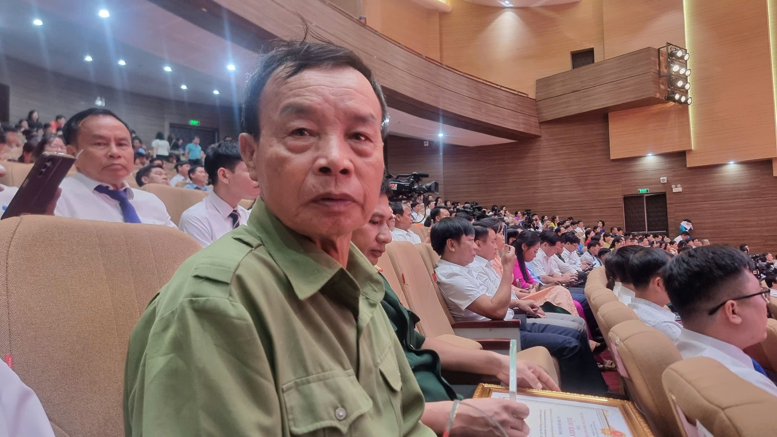 Cựu chiến binh bỏ tiền t&uacute;i l&agrave;m cầu cho d&acirc;n đi- Ảnh 1.