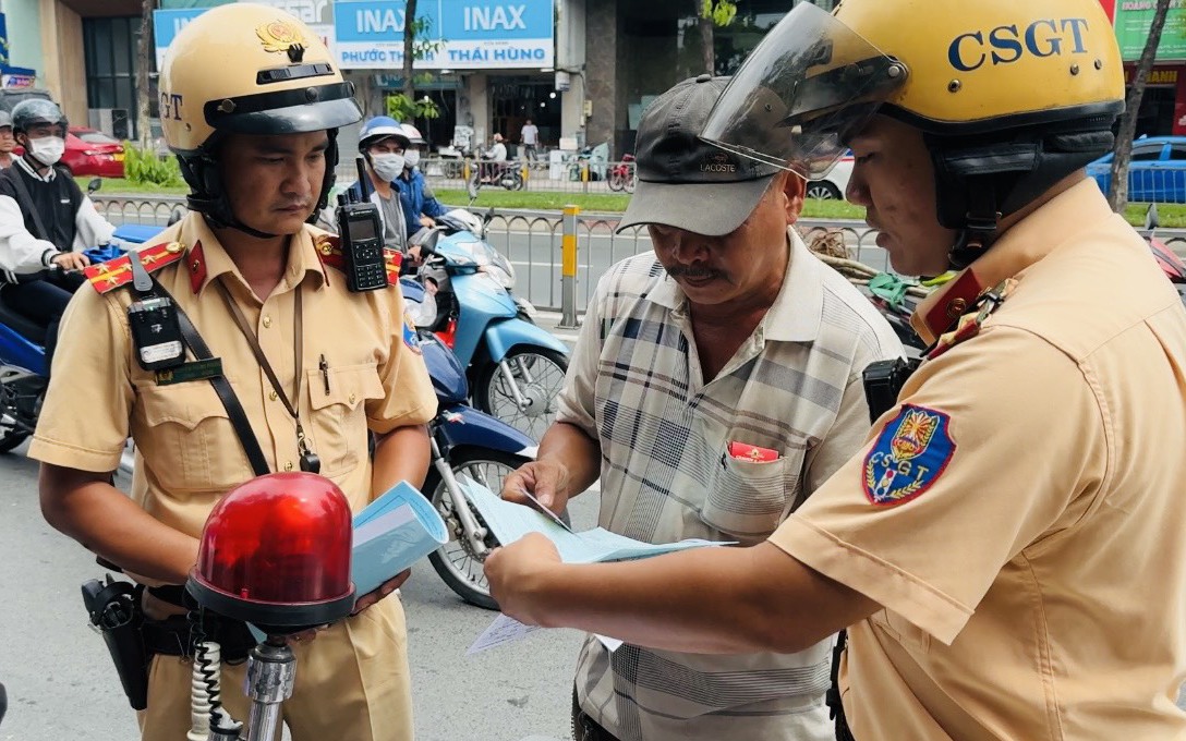 Kiểm so&aacute;t hơn 40.000 trường hợp qua VNeID, c&oacute; người kh&ocirc;ng mang điện thoại