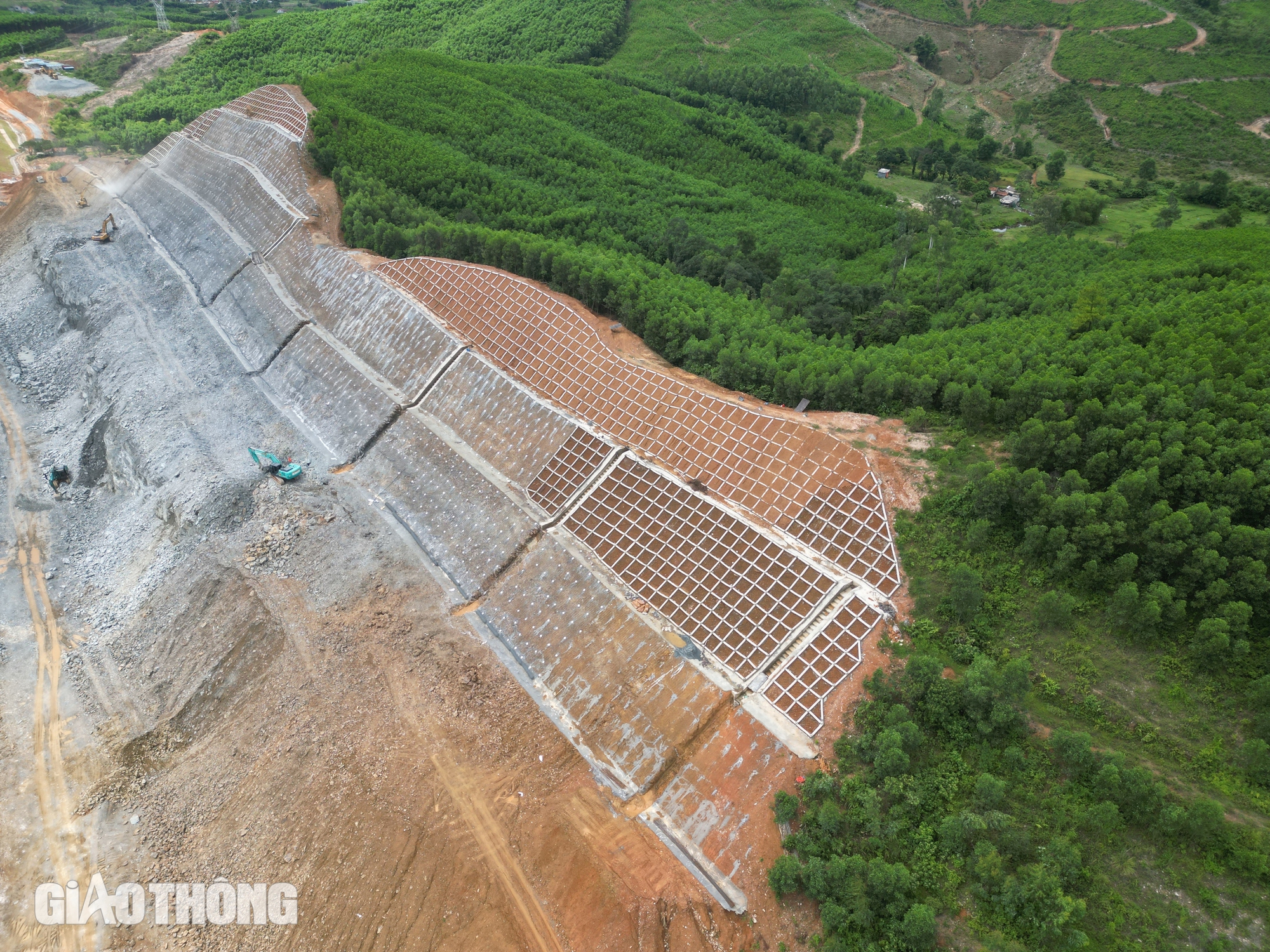 Chinh phục đồi cao, th&ocirc;ng tuyến cao tốc Bắc - Nam qua H&agrave; Tĩnh- Ảnh 11.