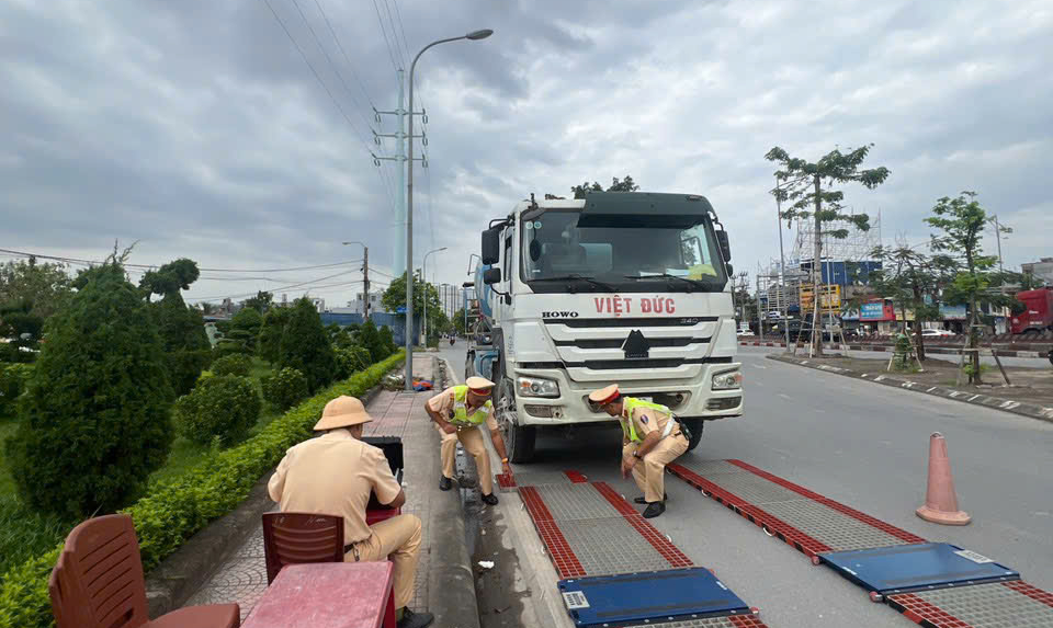 Hải Phòng phát hiện nhiều xe chở quá tải "khủng"- Ảnh 2. Hải Phòng phát hiện nhiều xe chở quá tải "khủng"- Ảnh 2.
