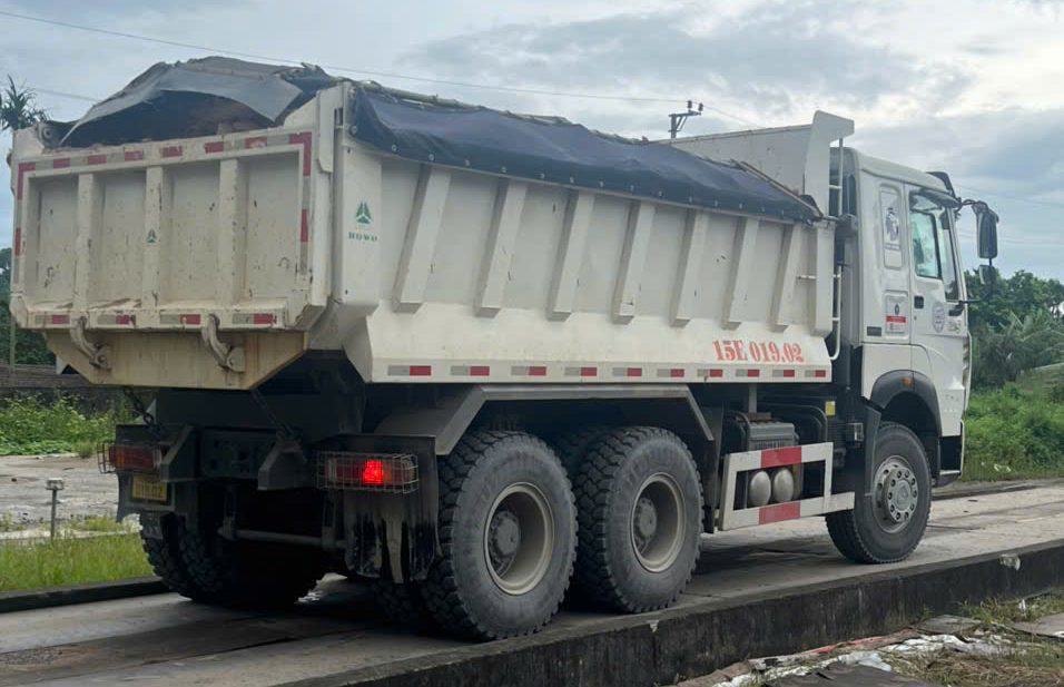 Hải Phòng phát hiện nhiều xe chở quá tải "khủng"- Ảnh 3. Hải Phòng phát hiện nhiều xe chở quá tải "khủng"- Ảnh 3.