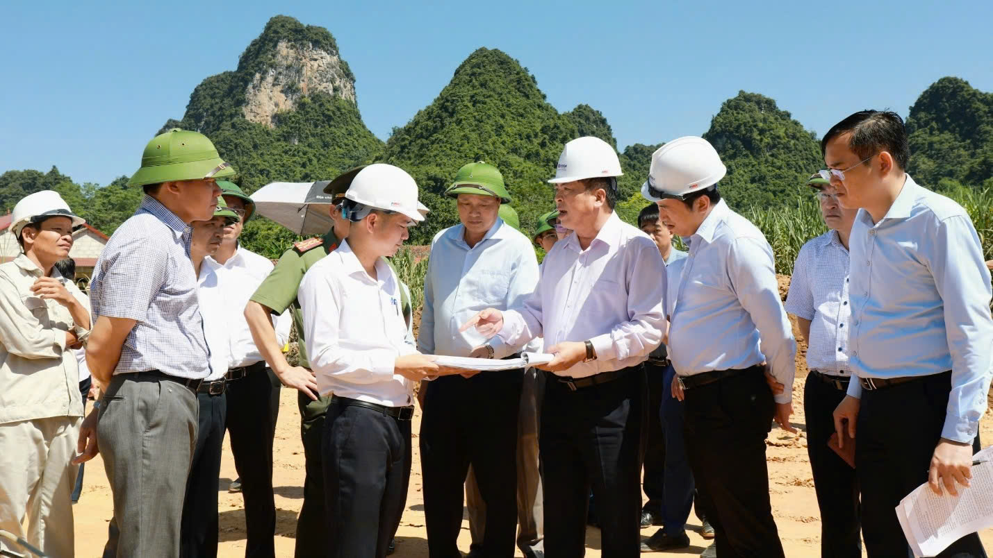 Thi đua 525 ngày đêm thông xe cao tốc Đồng Đăng - Trà Lĩnh- Ảnh 3. Thi đua 525 ngày đêm thông xe cao tốc Đồng Đăng - Trà Lĩnh- Ảnh 3.