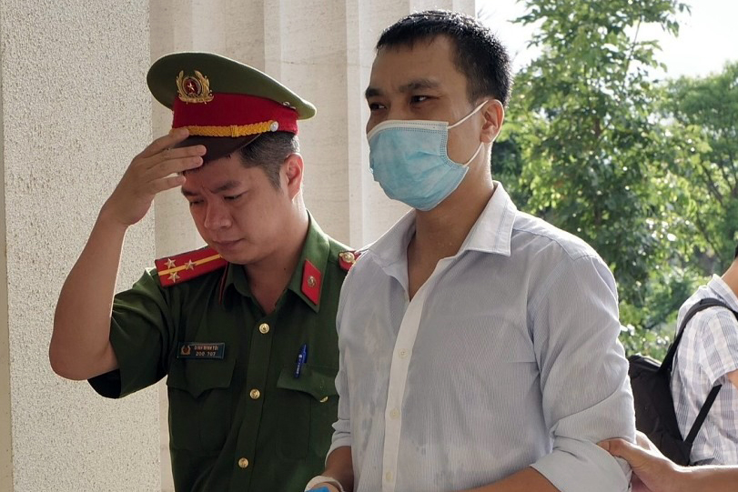 Một cựu c&ocirc;ng an bị c&aacute;o buộc che giấu tội phạm đại &aacute;n chuyến bay giải cứu- Ảnh 1.