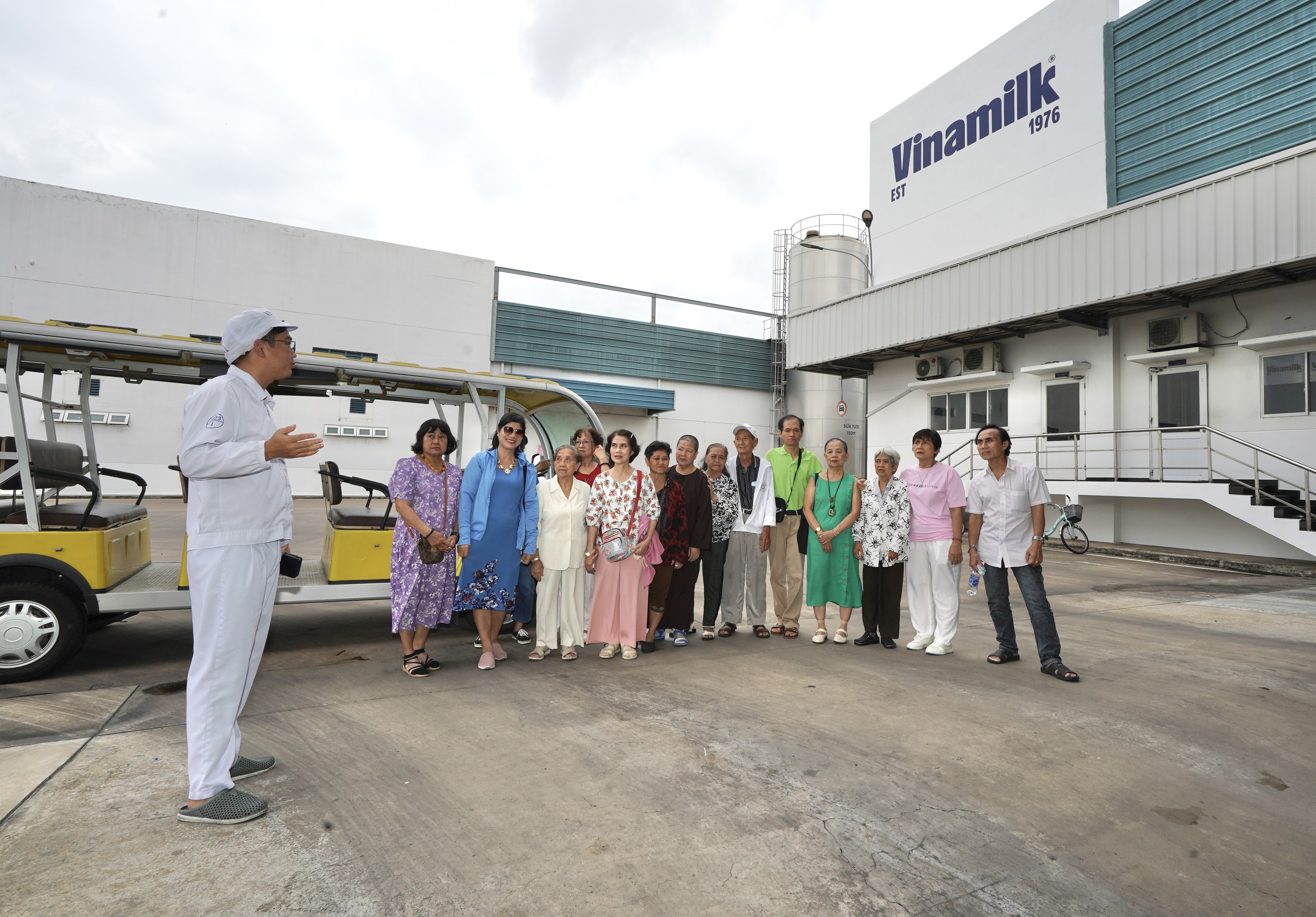 Đoàn tham quan nghe giới thiệu về hệ thống 13 nhà máy hiện đại từ Bắc vào Nam của Vinamilk, trong đó, có Siêu nhà máy Sữa Việt Nam (Mega Factory) có công suất hơn 800 triệu lít/năm tại Bình Dương. Đoàn tham quan nghe giới thiệu về hệ thống 13 nhà máy hiện đại từ Bắc vào Nam của Vinamilk, trong đó, có Siêu nhà máy Sữa Việt Nam (Mega Factory) có công suất hơn 800 triệu lít/năm tại Bình Dương.
