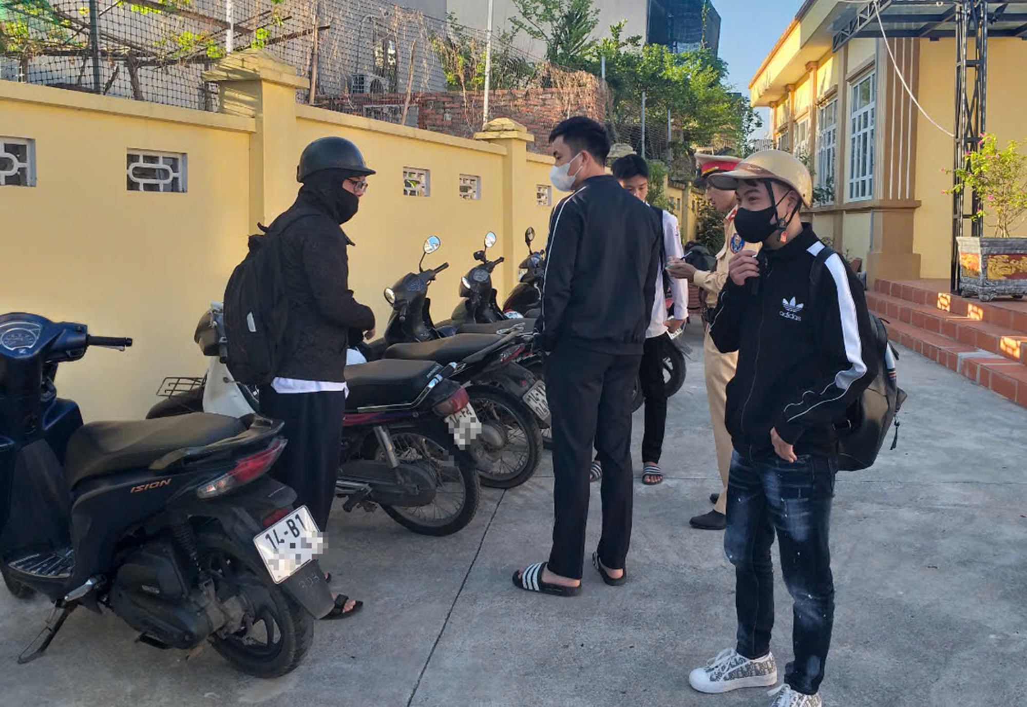 Thương con đ&uacute;ng c&aacute;ch, ngăn tai nạn- Ảnh 1.